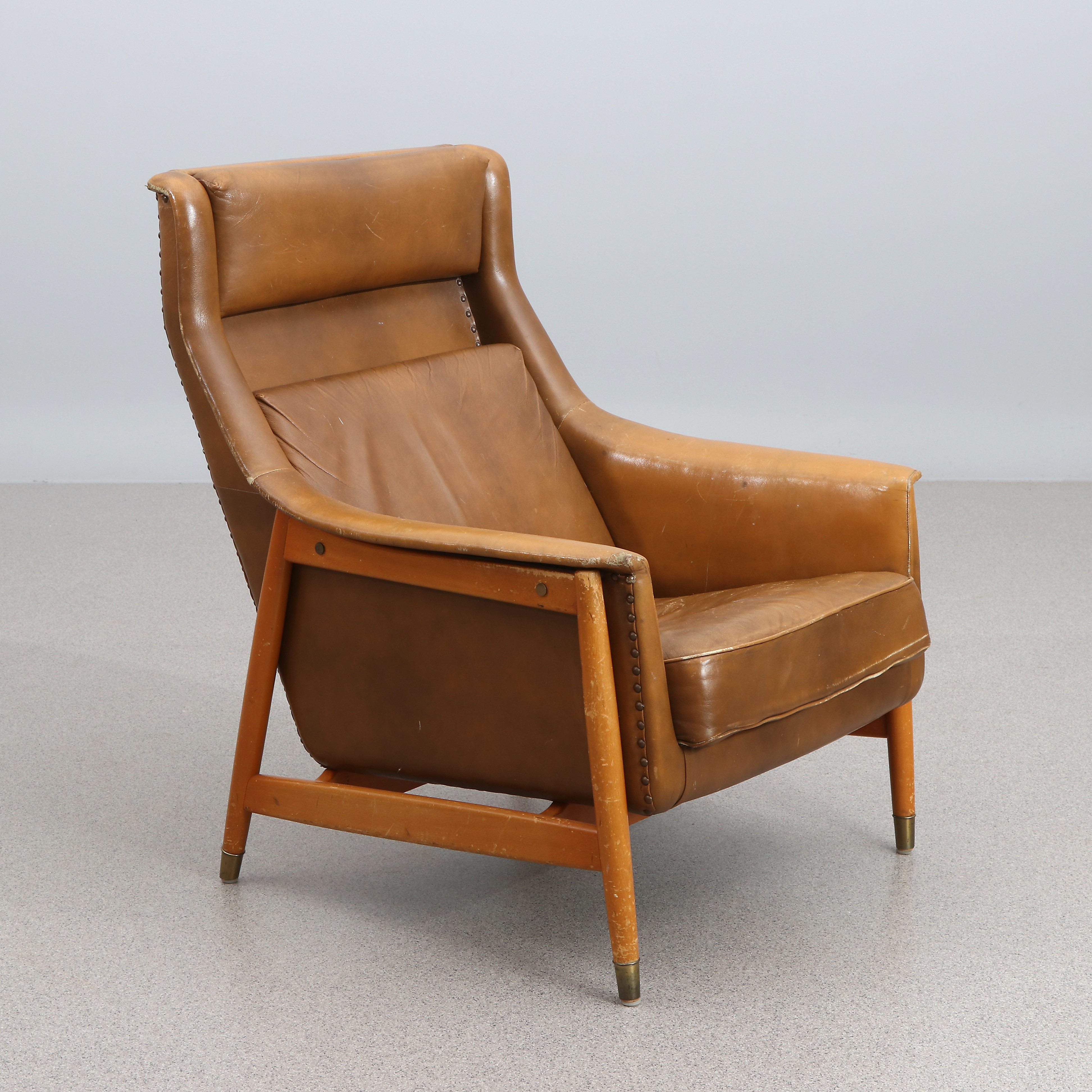 KARMFÅTÖLJ. Bok med brun skinnklädsel. 1950/60-tal.