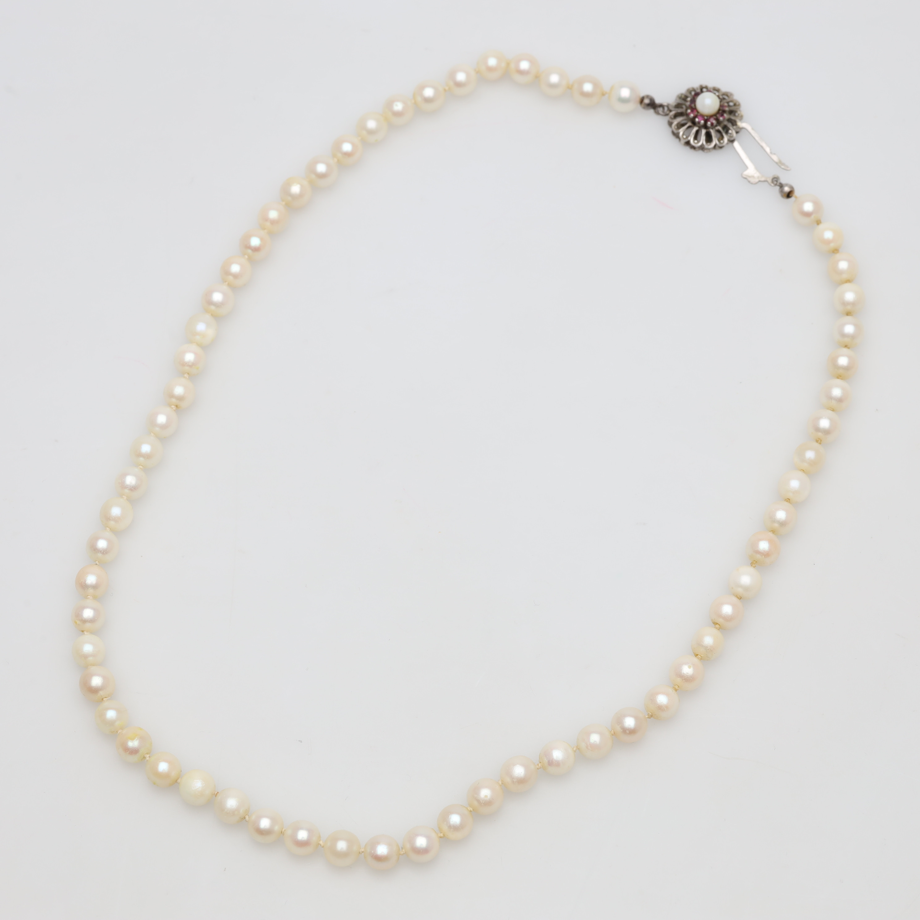 COLLIER, pärlor, silverlås.