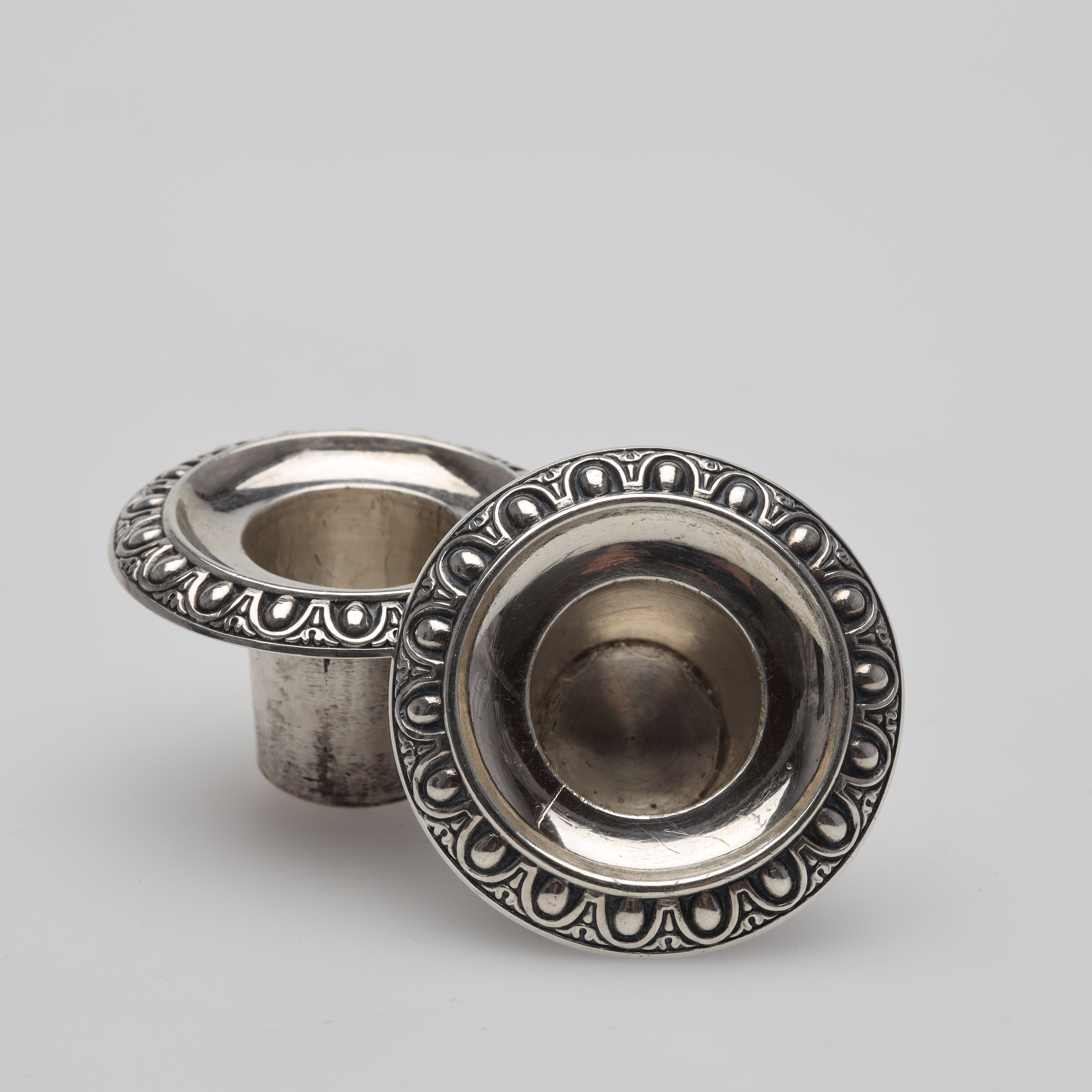 LJUSMANSCHETTER silver 1834 vikt ca 33,0 gram.