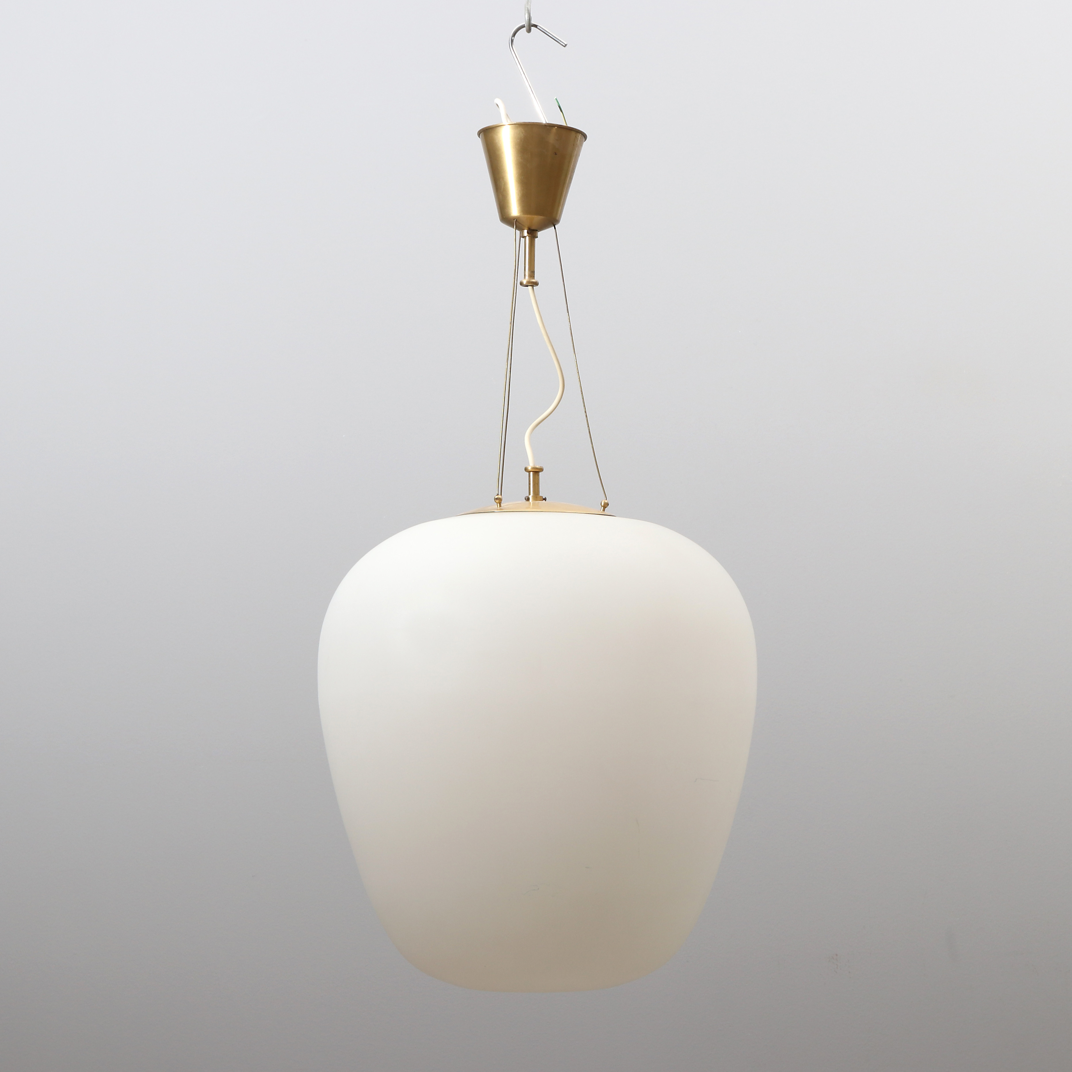 TAKLAMPA. Mässing och opalinglas. Swedish modern, 1940/50-tal.