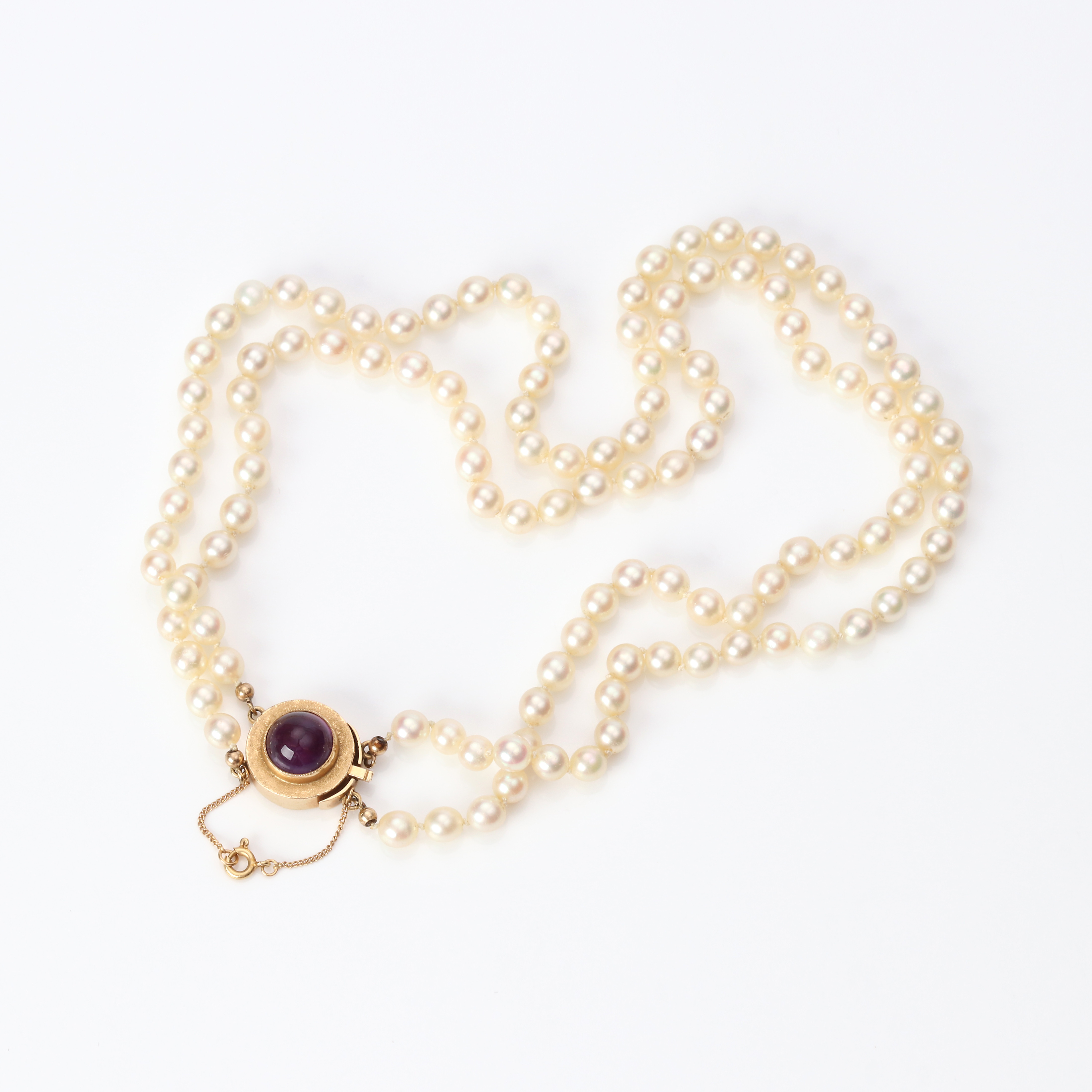 PÄRLCOLLIER. Dubbelradig collier med odlade saltvattenpärlor, lås i 14k guld med en cabochonslipad ametist.