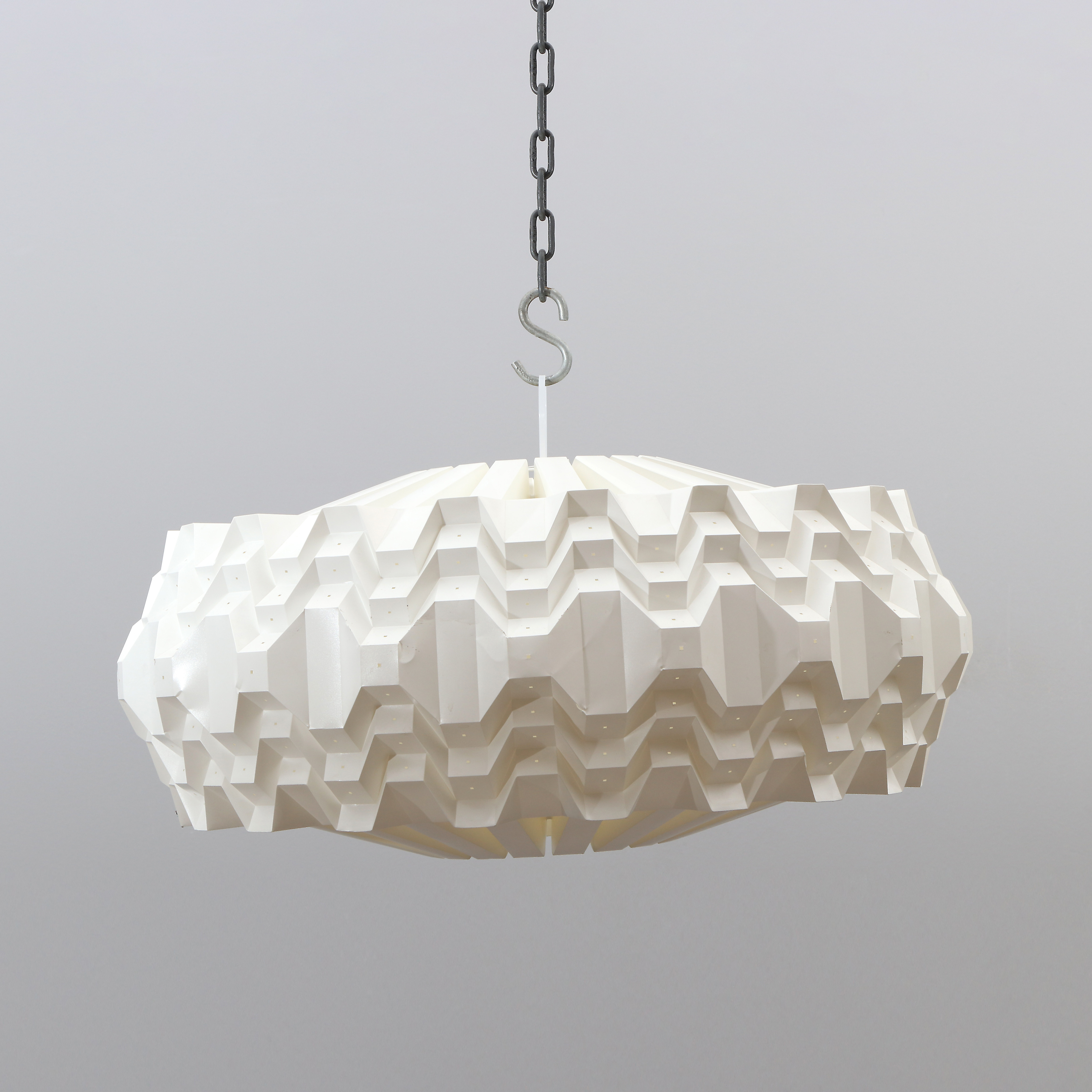 LE KLINT, LAMPSKÄRM. Veckad plast. Le Klint 150. 1900-talets andra hälft.
