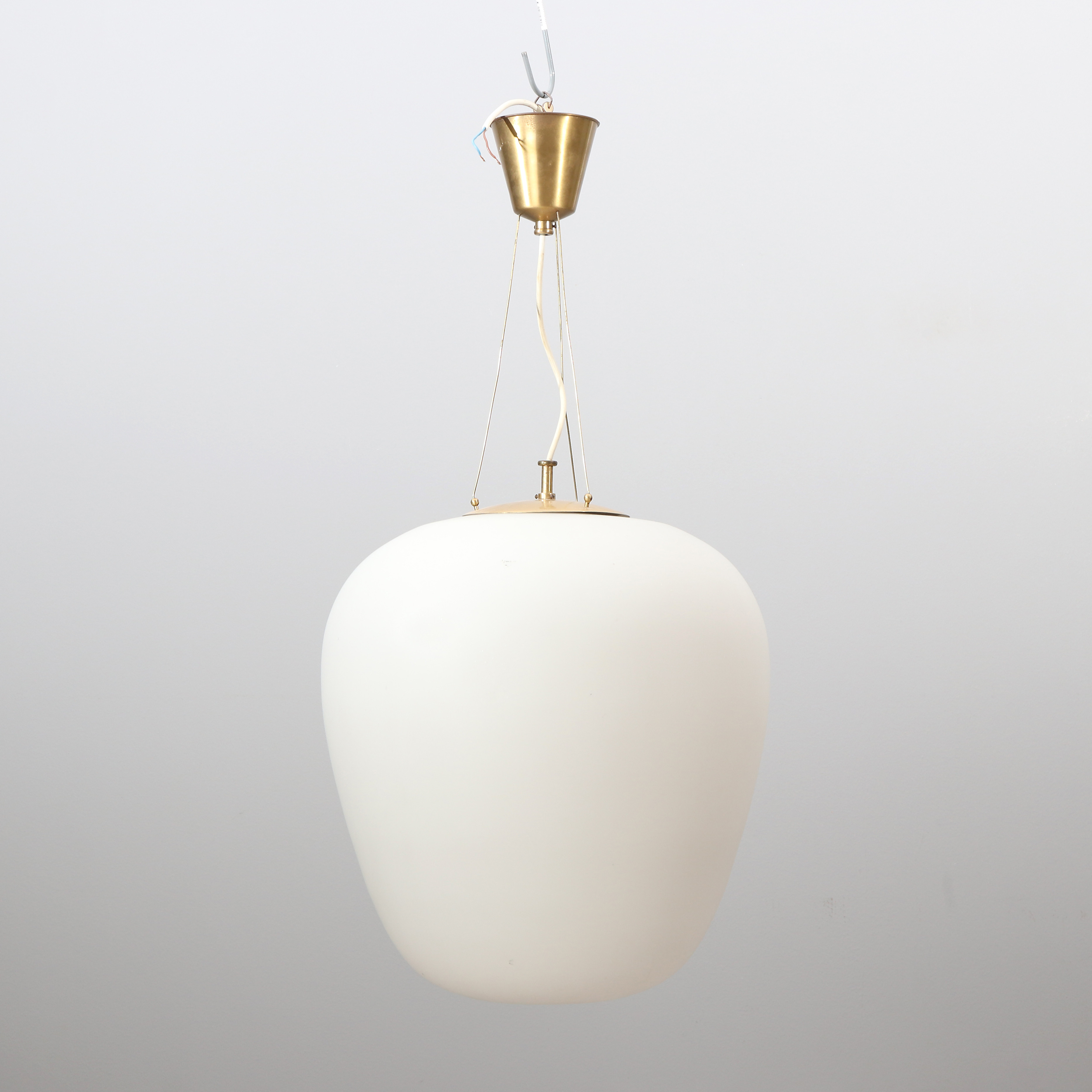 TAKLAMPA. Mässing och opalinglas. Swedish modern, 1940/50-tal.