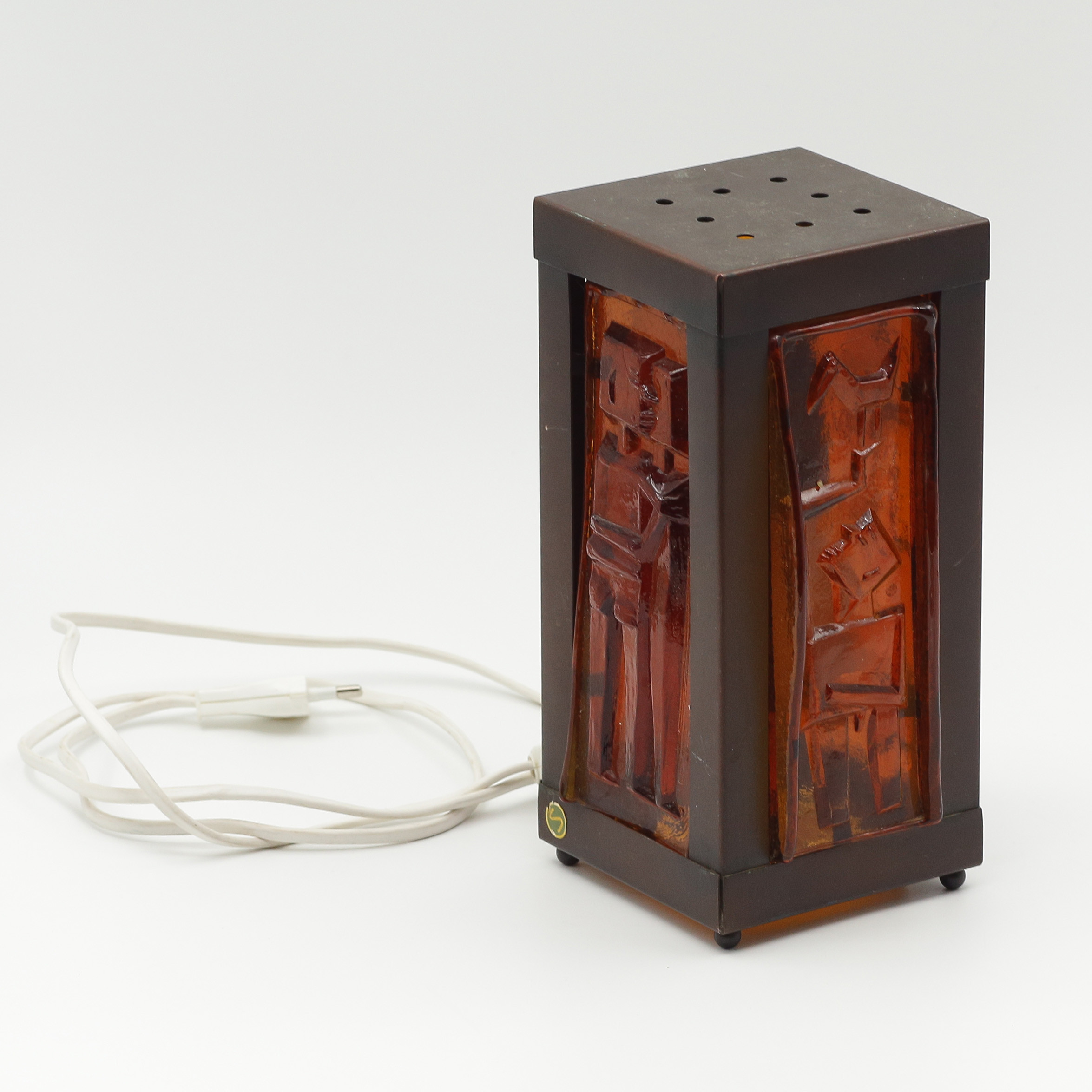 ERIK HÖGLUND. BORDSLAMPA I METALL & BÄRNSTENSFÄRGADE GJUTNA GLASRELIEFER, BODA SMIDE, 1960/1970-TAL.