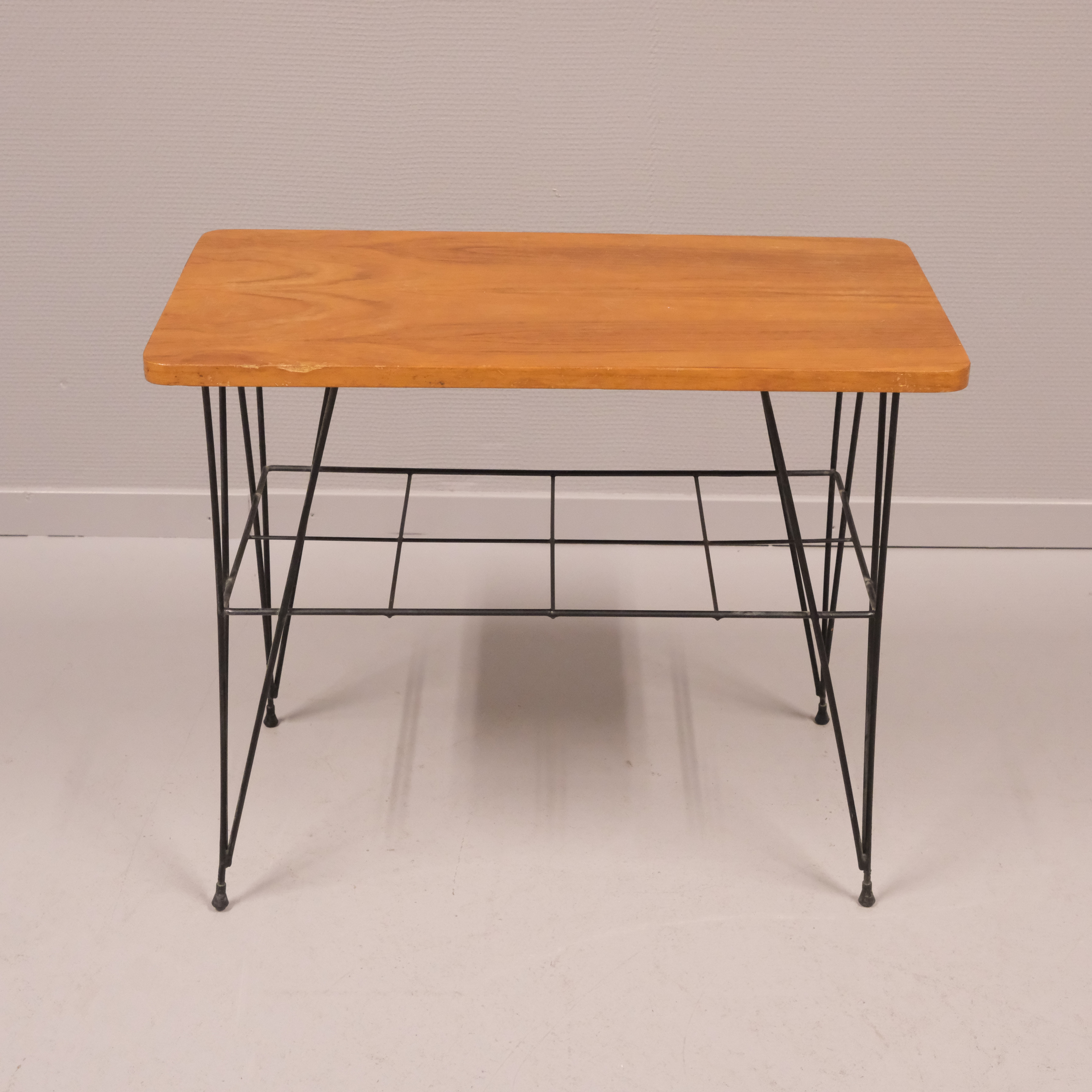 SIDOBORD MED HYLLA I TEAK OCH METALL.