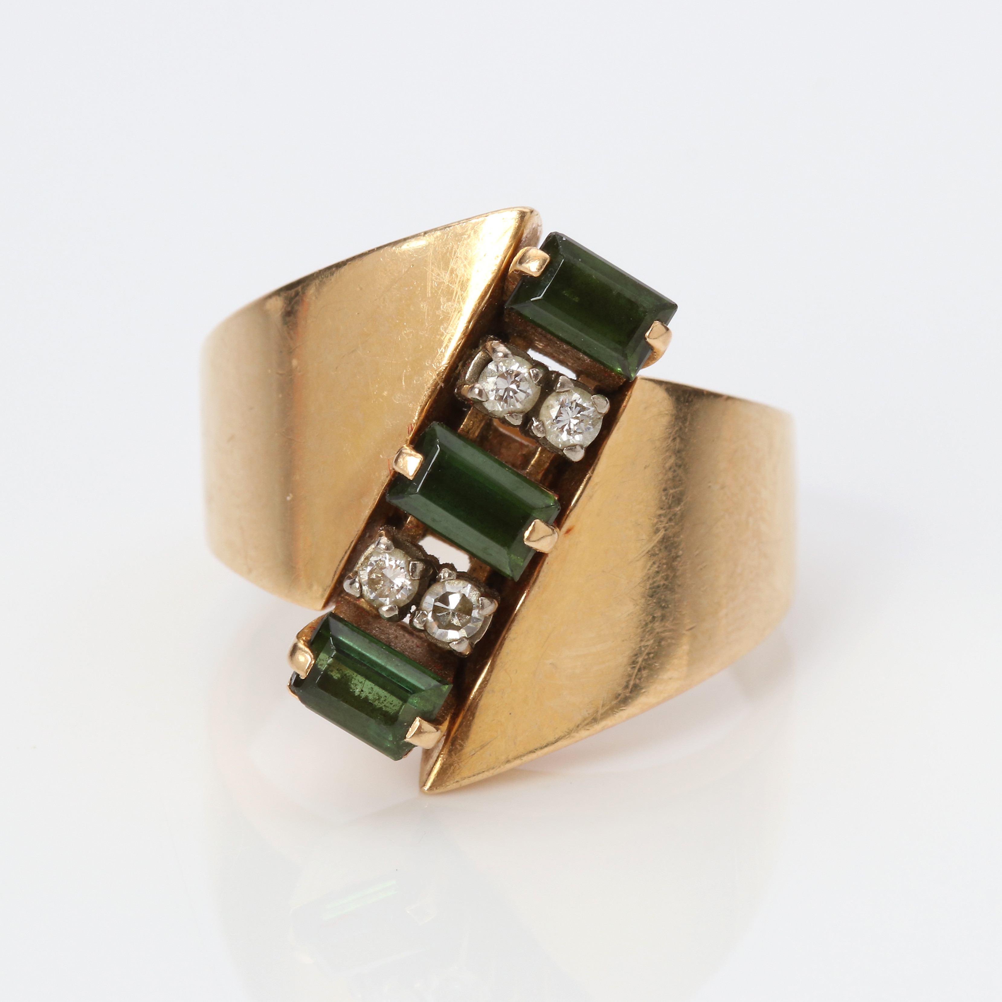 RING. 18k guld med fyra briljantslipade diamanter och tre gröna turmaliner, totalvikt ca 8,6 gram.