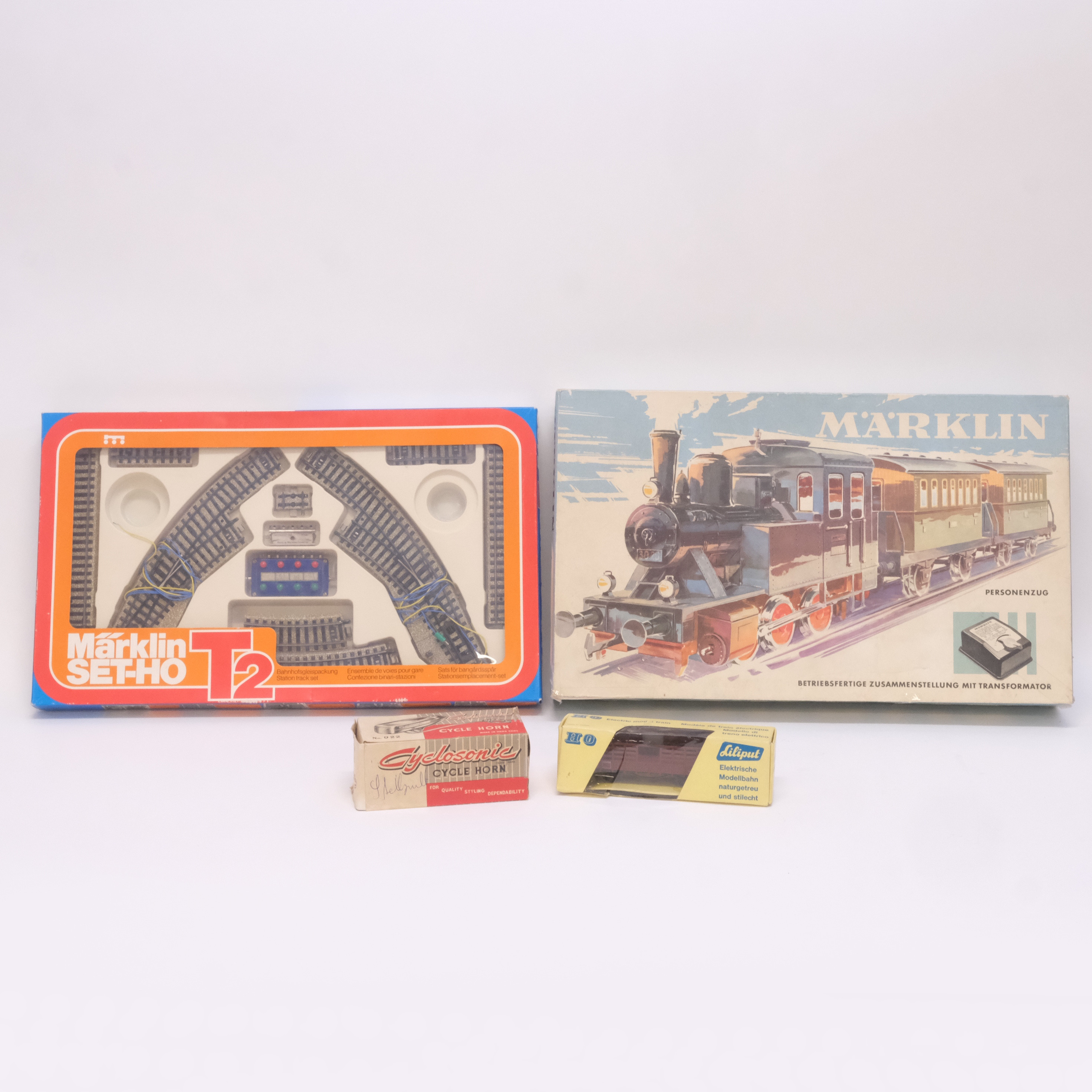 MÄRKLIN, MODELLJÄRNVÄG, TVÅ TÅGSET, 2946 OCH 5193/T2, SKALA H0. SAMT ROCO, LOK OCH LILIPUT, VAGN.