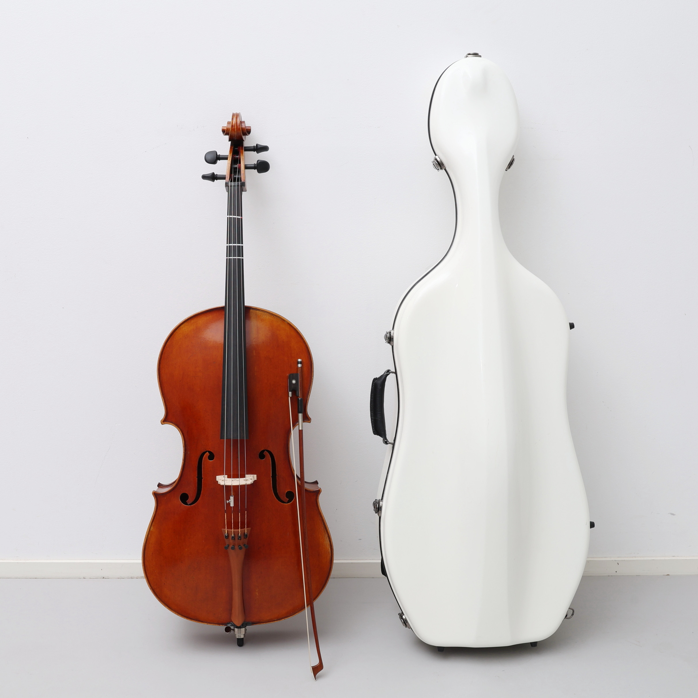 CELLO MED STRÅKE OCH HARD CASE. 7/8 JAY HAIDE 2013 Ifshin Violins, El Cerrito, och K. SCHÄFFNER.