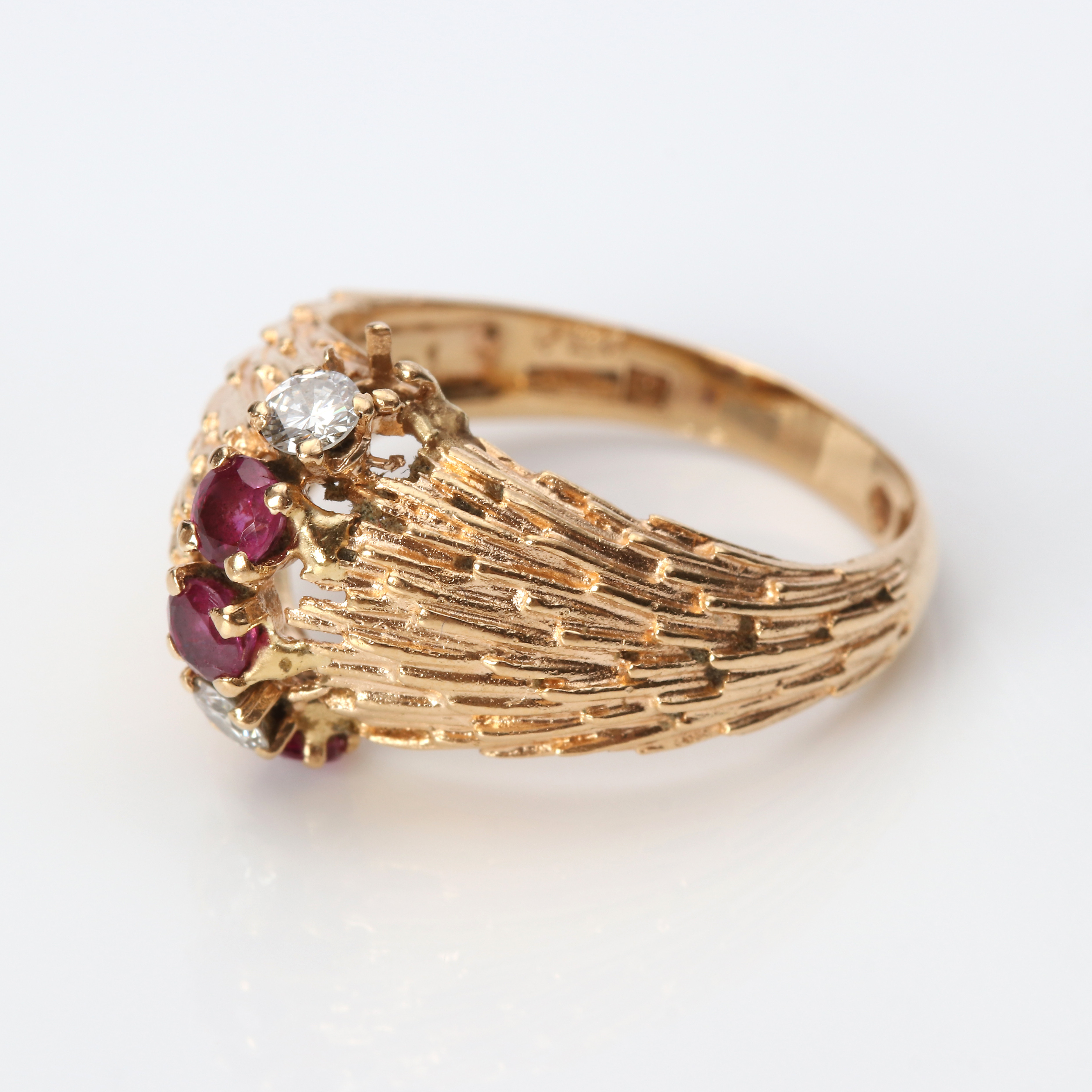 RING. 18k guld med två briljantslipade diamanter och tre rubiner, totalvikt ca 5,5 gram.