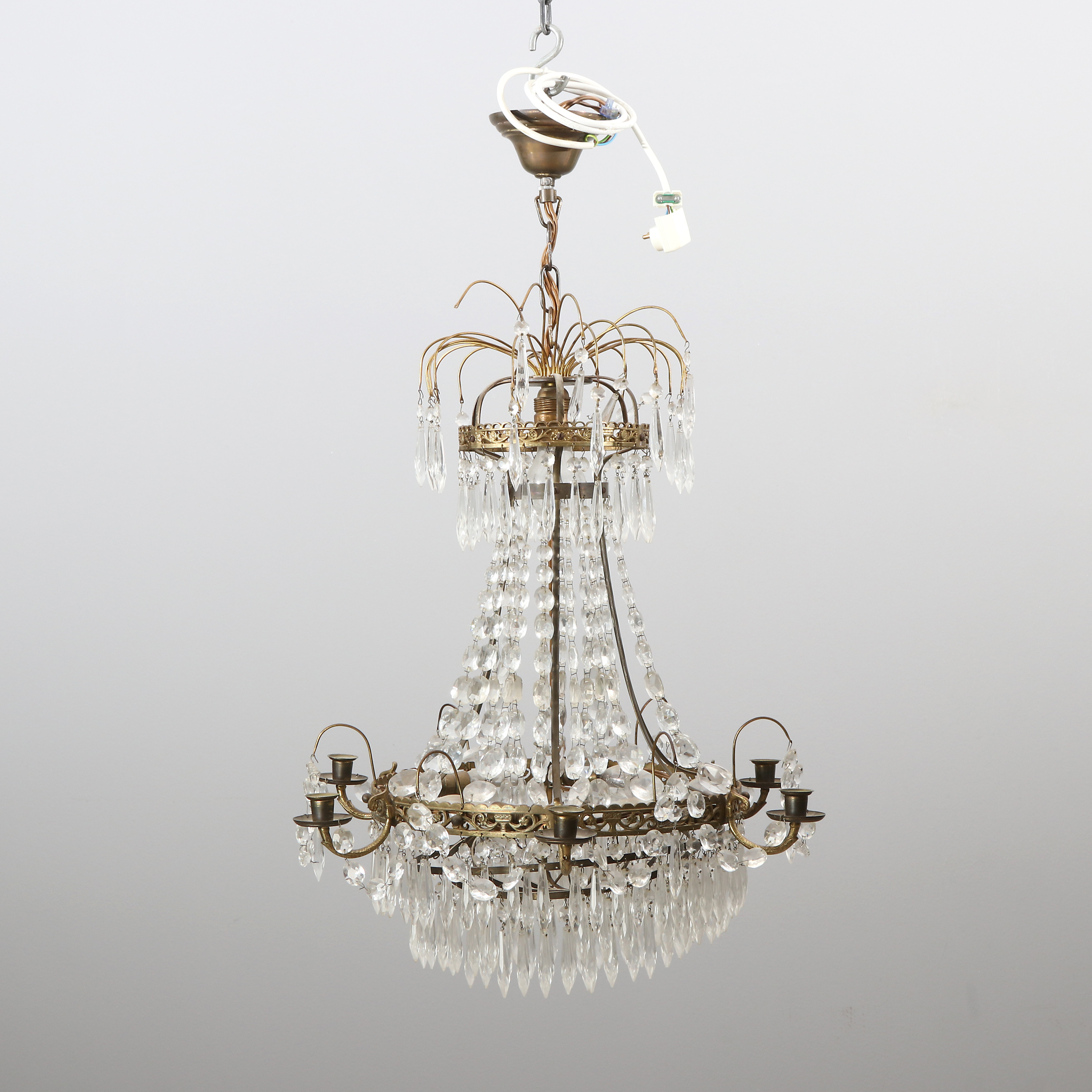 LJUSKRONA MED PRISMOR. Mässingsstomme med glasprismor. Empirestil, 1900-talets andra hälft.