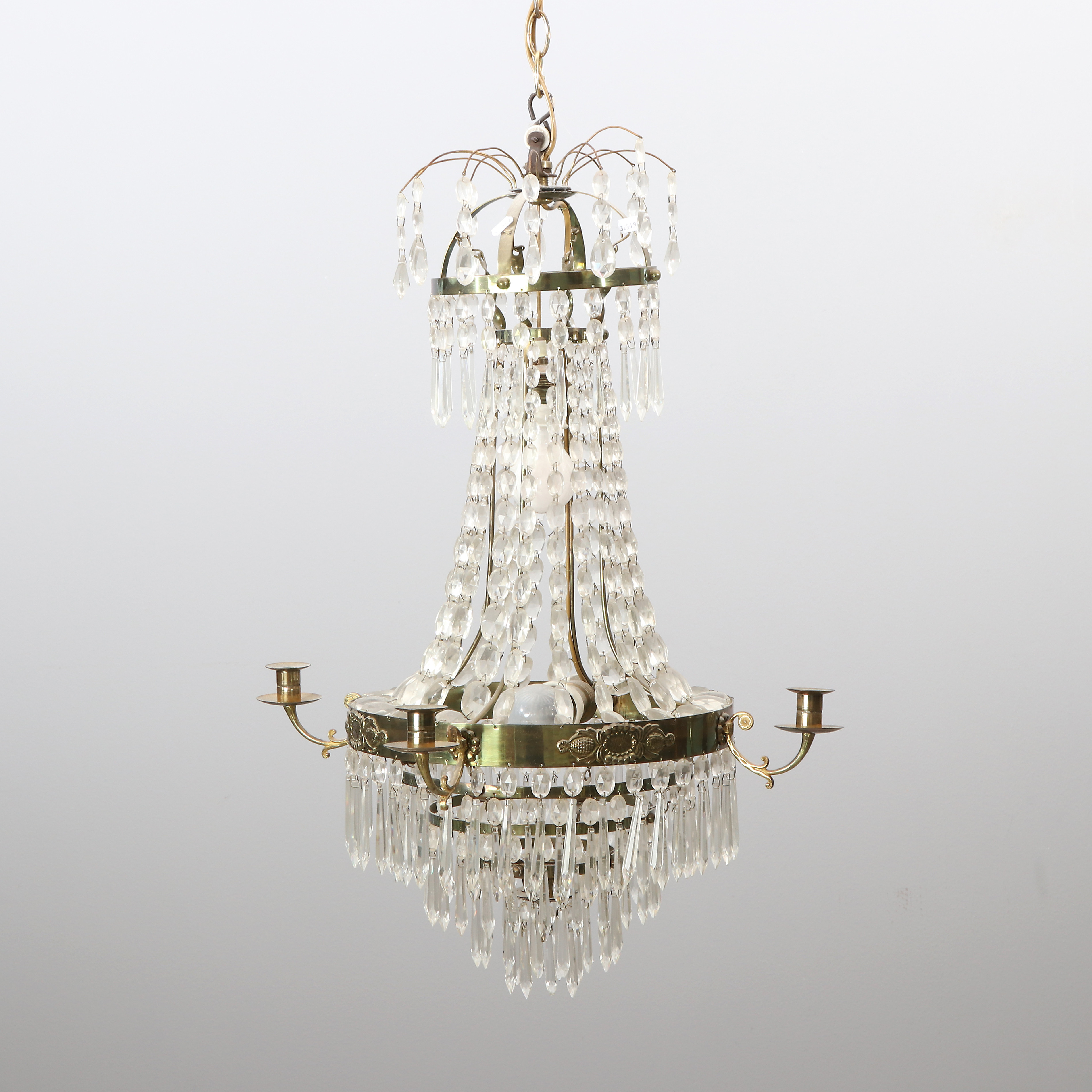 LJUSKRONA MED PRISMOR. Mässingsstomme med glasprismor. Empirestil, 1900-talets första hälft.
