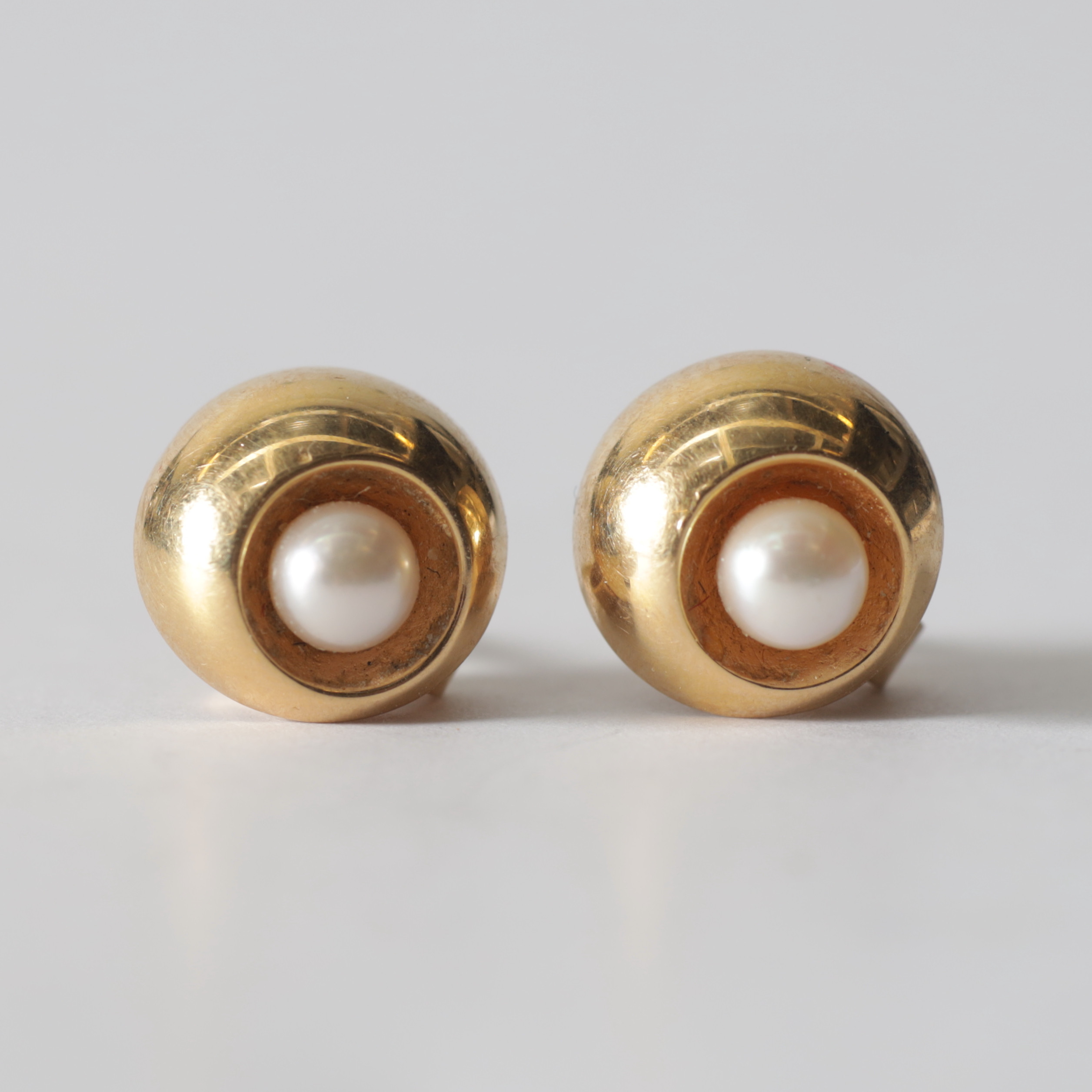 ÖRHÄNGEN, 1 par, 18K guld med pärla. Totalvikt ca 1,8 gram.