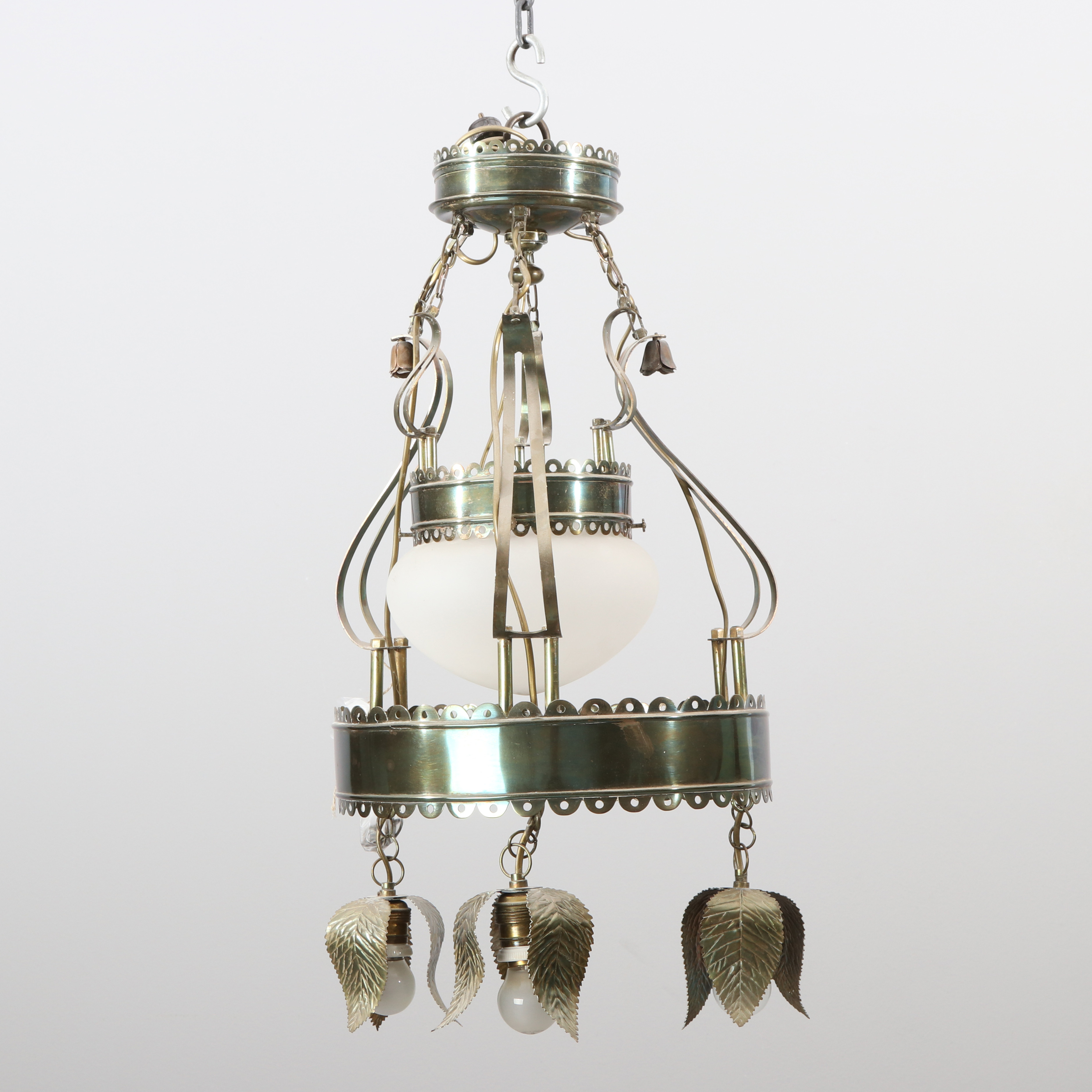 TAKLAMPA. Mässing med glaskupa. 1900-talets första hälft. Enligt uppgift lärlingsarbete.