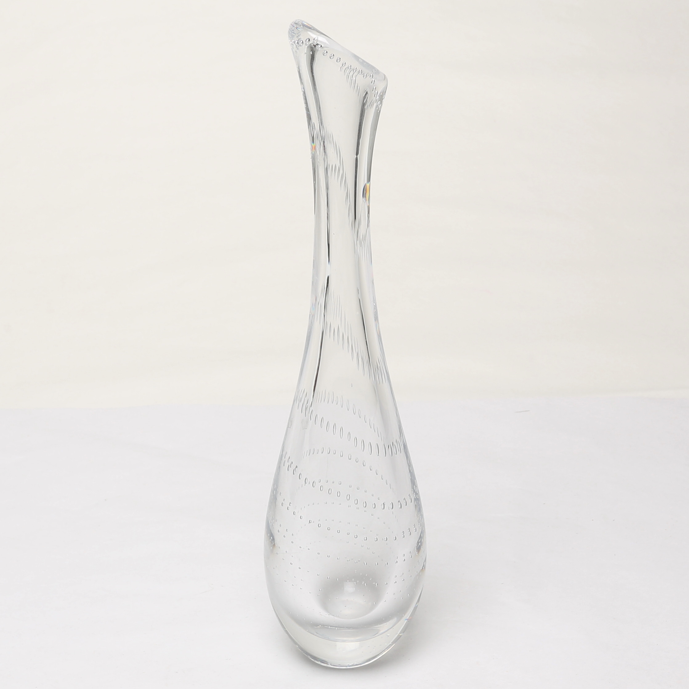 VICKE LINDSTRAND. VAS, glas, Kosta, signerad.