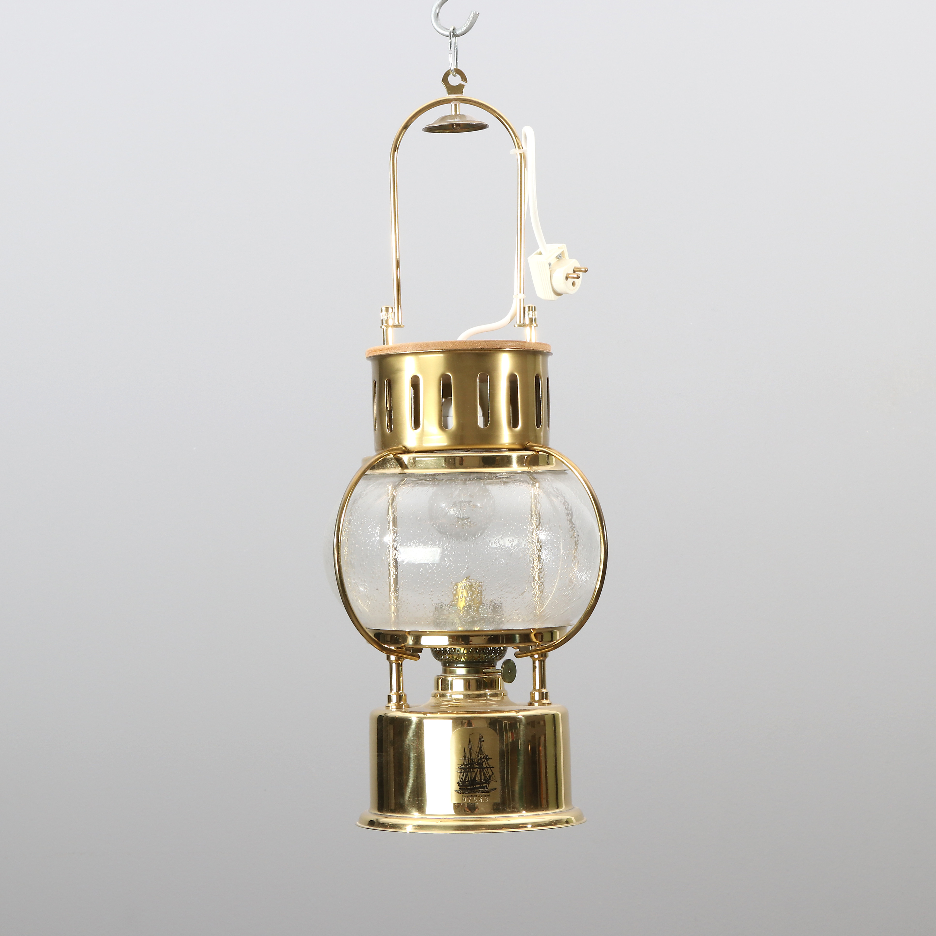 TAKLYKTA. Mässing och glas. "Fregat-lampen". Replika i begränsad upplaga på lykta från Fregatten Jylland. Nr 7543.