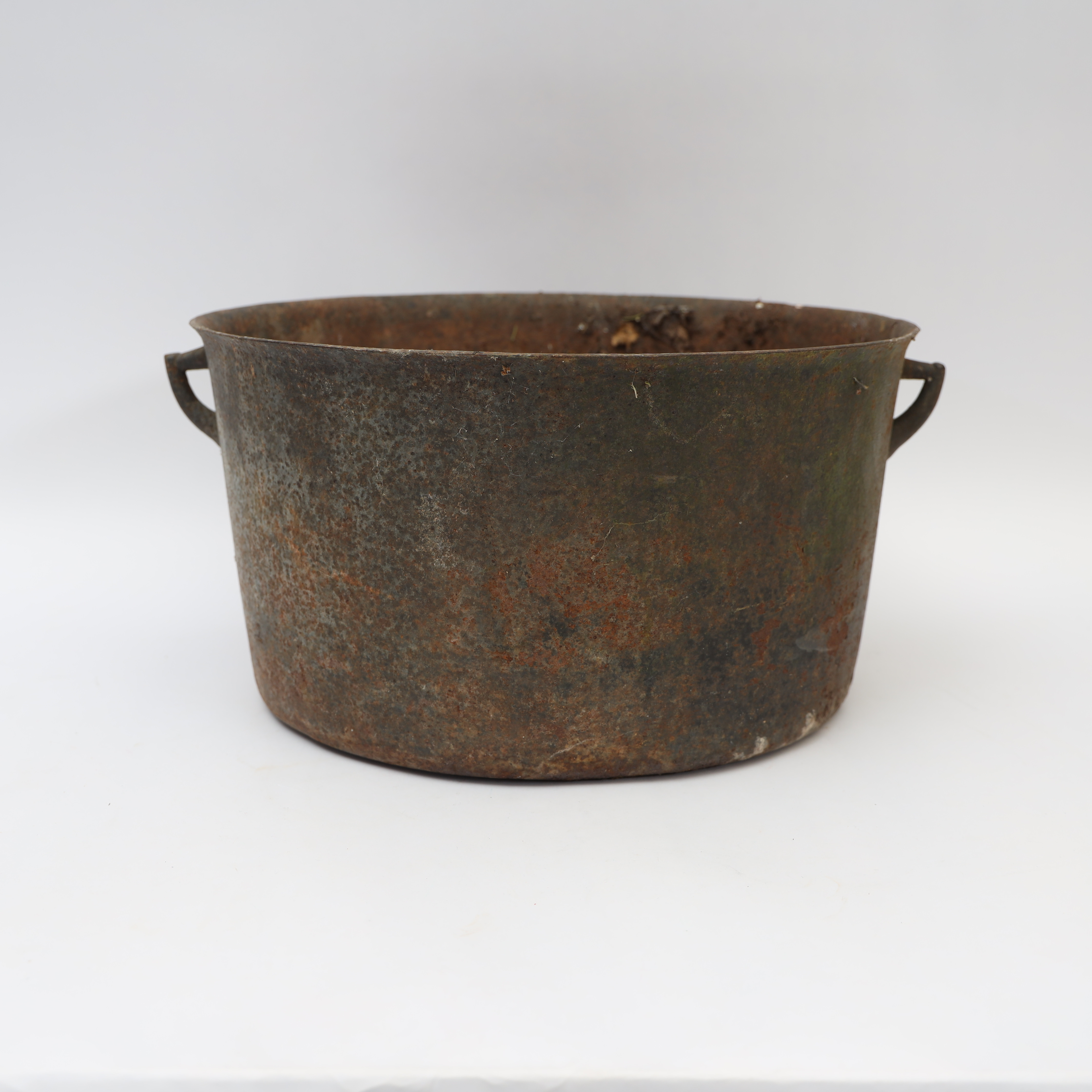 GRYTA, järn 1800-1900-tal, med dubbla hänklar.