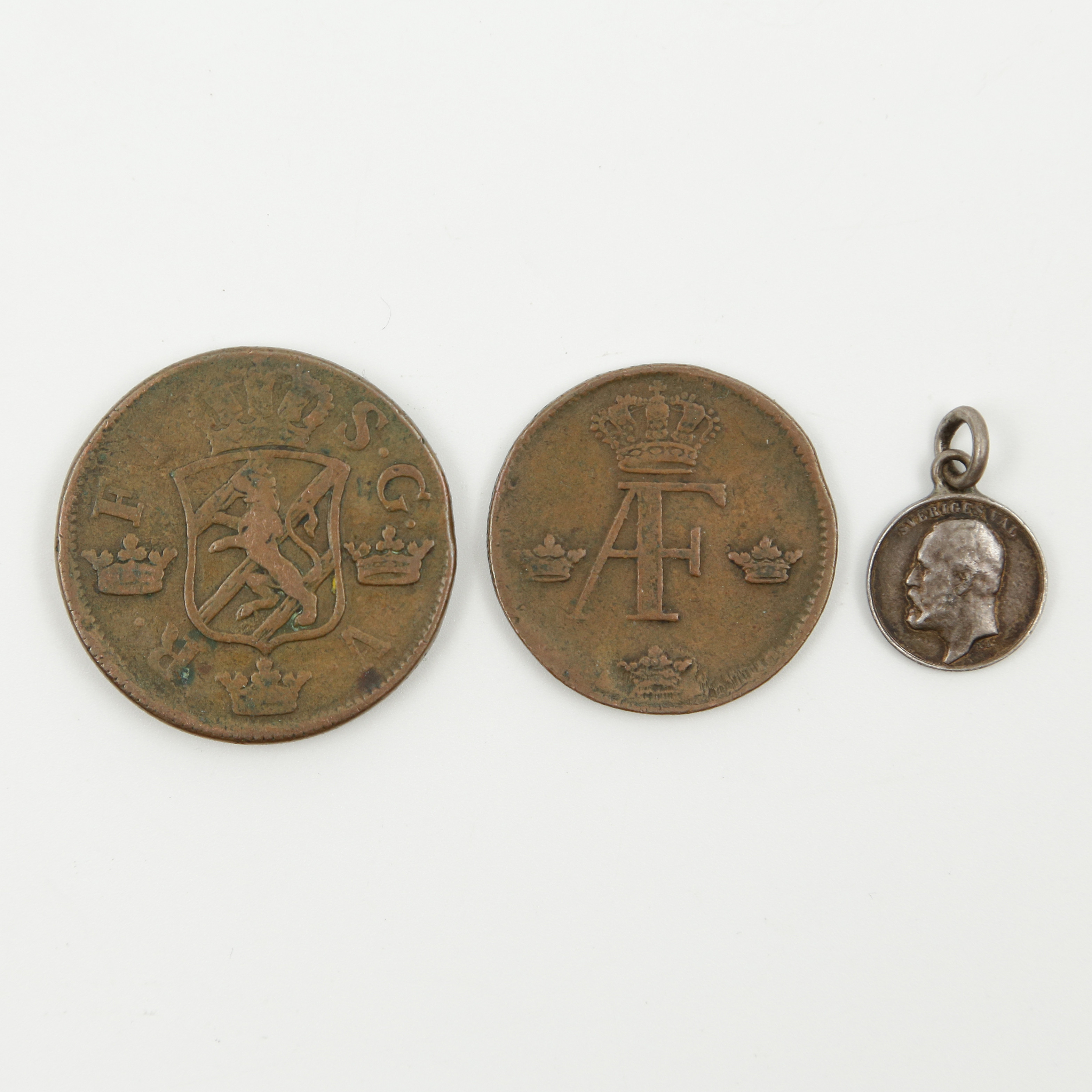 MINNESMEDALJ OSCAR II 1829-1907 SILVER, 2 MYNT SVERIGE 2 ÖRE SM 1749 OCH 1 ÖRE SM 1761.