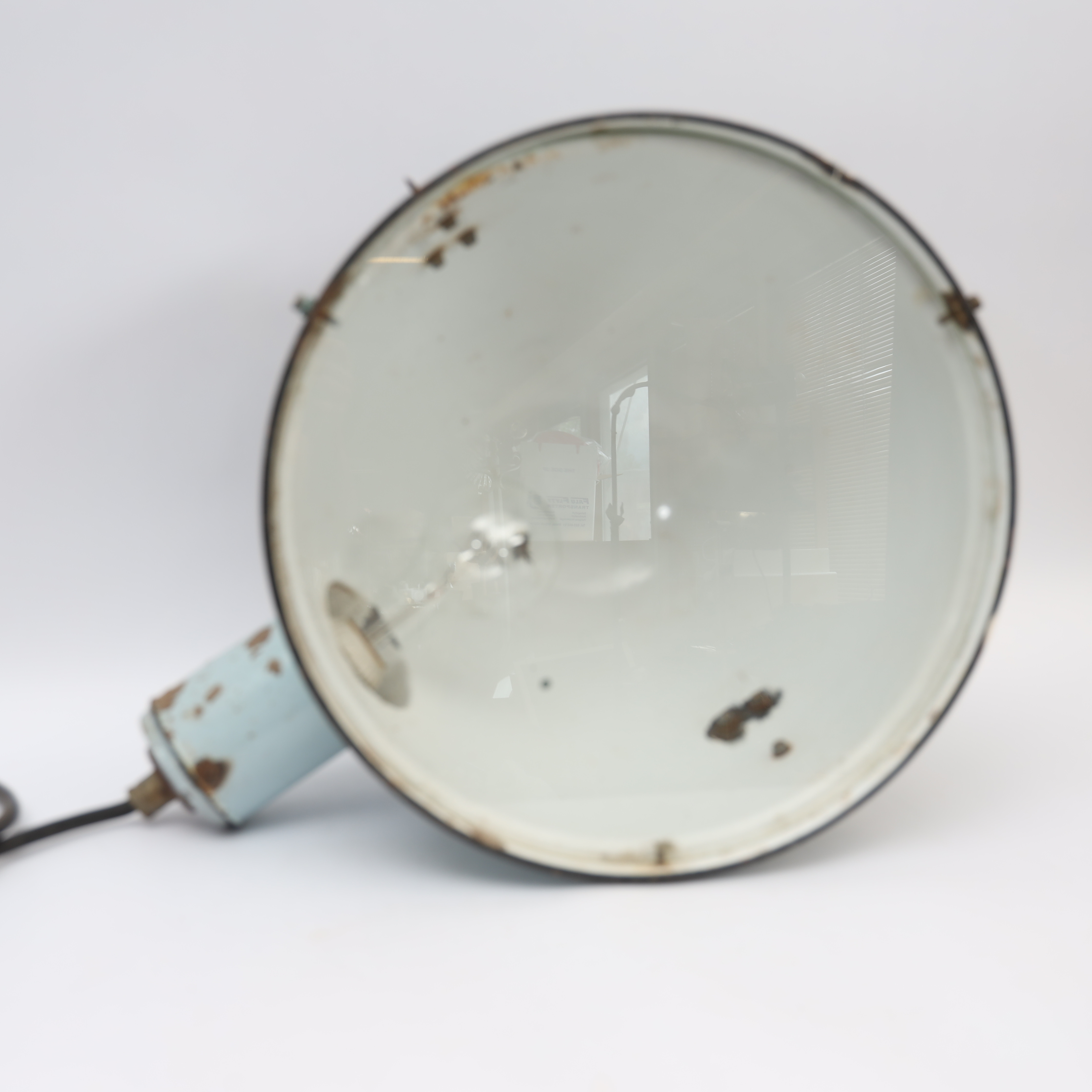 INDUSTRILAMPA, omkring 1900-talets mitt, emaljerad metall och glas.