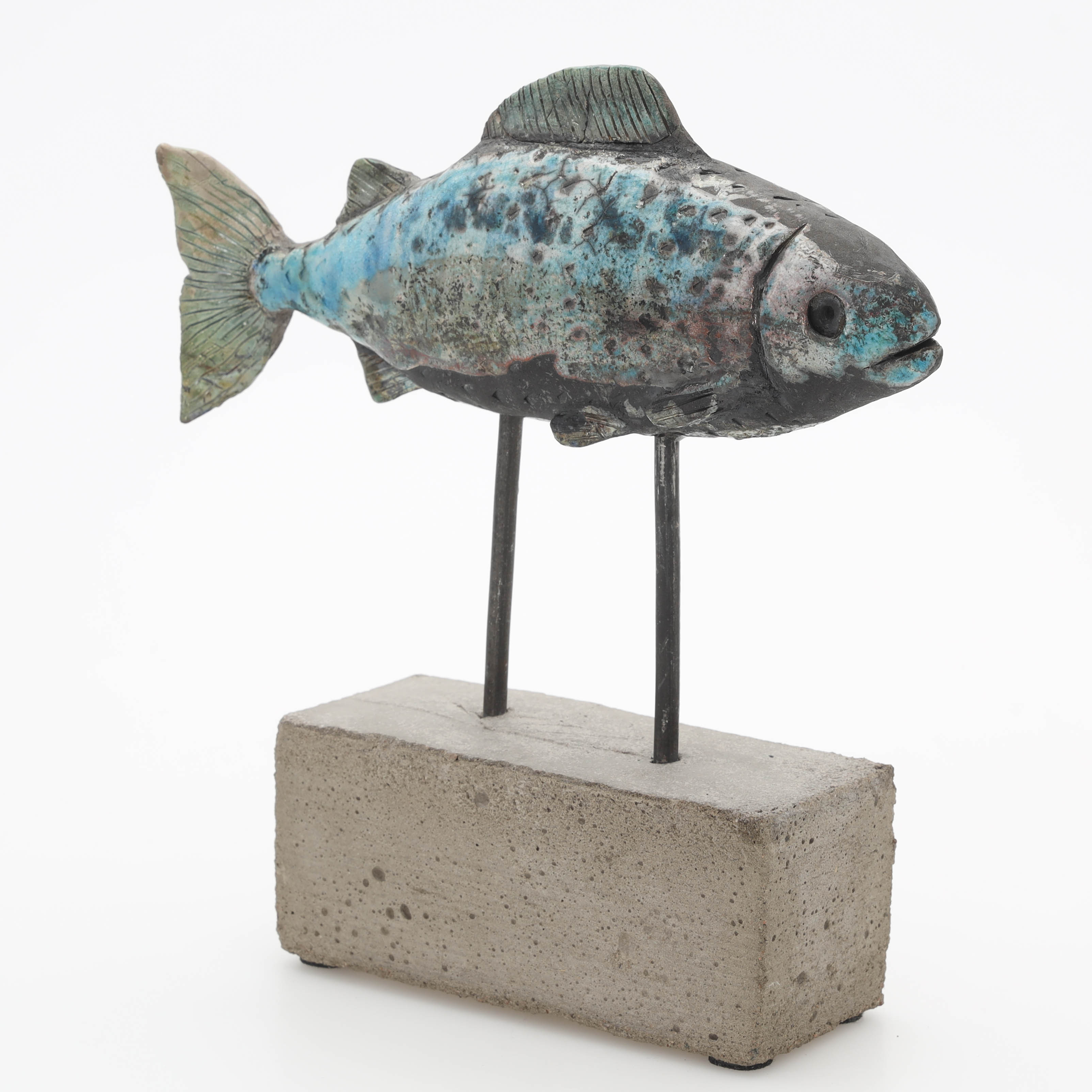 TONY ABRAHAMSSON. skulptur, fisk, delvis bemålad betong, signerad T Abrahamsson.