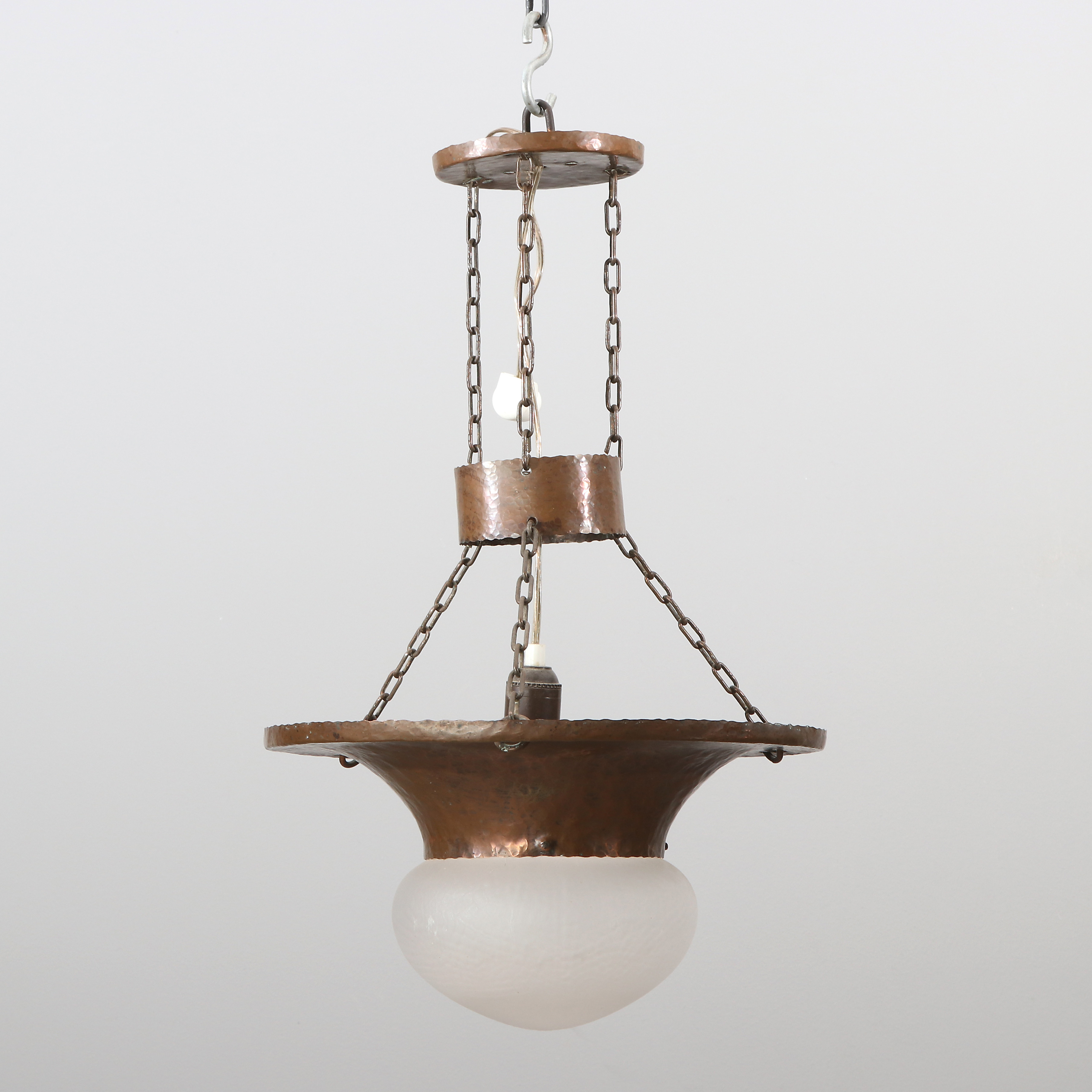 TAKLAMPA. Hamrad koppar med glaskupa. Jugend, 1900-talets första hälft.