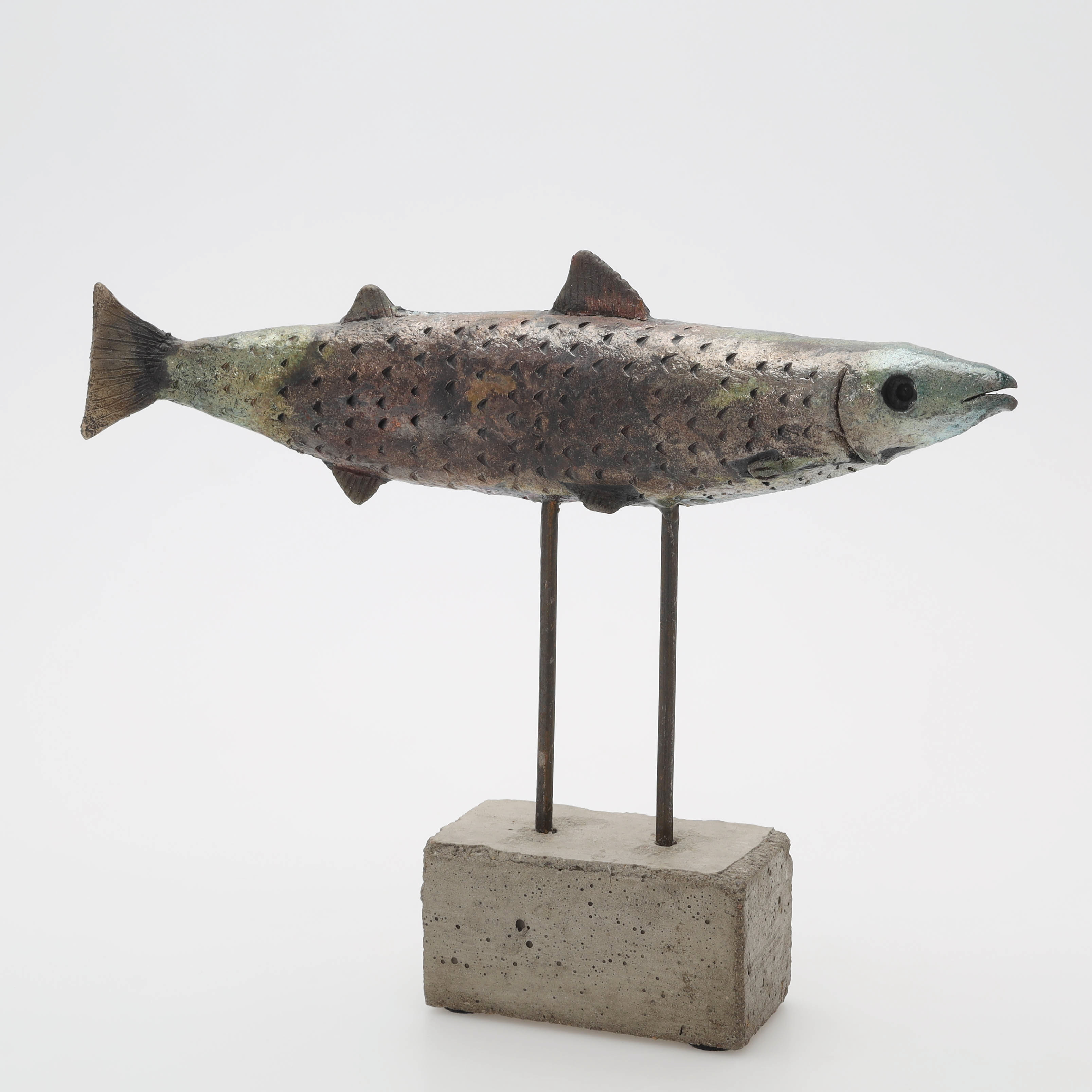 TONY ABRAHAMSSON. skulptur, fisk, delvis bemålad betong, signerad Tony Abrahamsson.