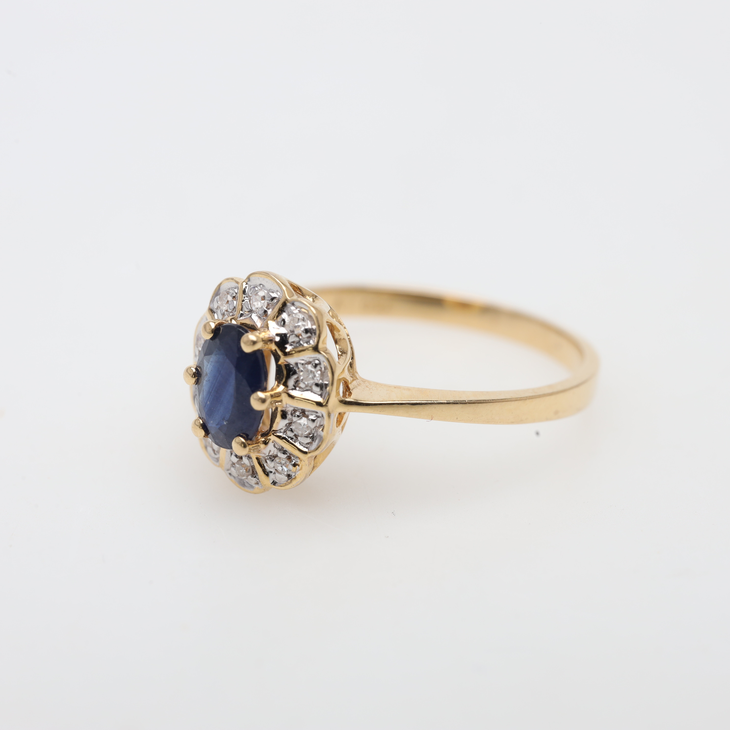 RING 18K, guld, diamant samt safir, vikt ca 2,2 gram.