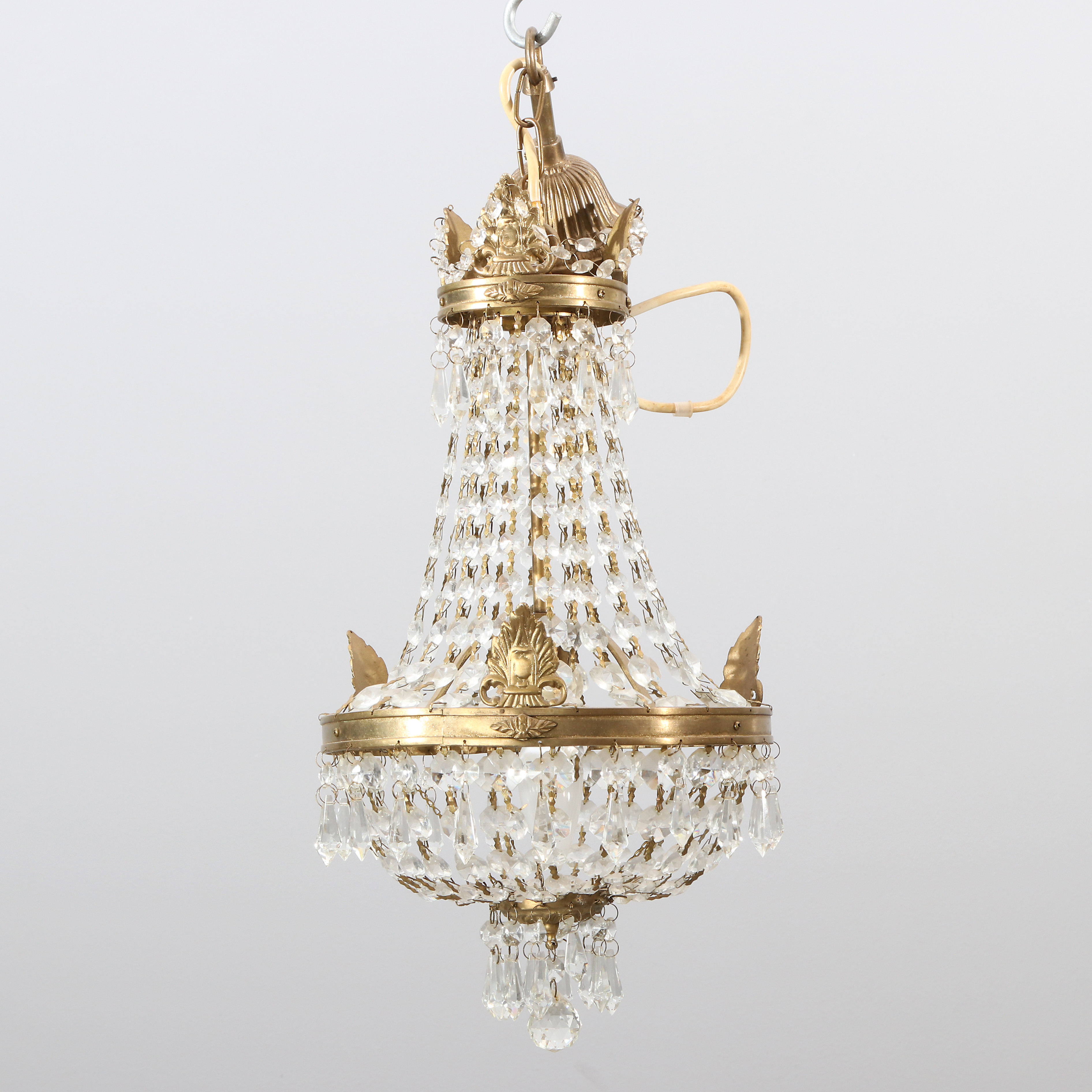 TAKLAMPA MED PRISMOR. Mässing med glasprismor. 1900-talets andra hälft.