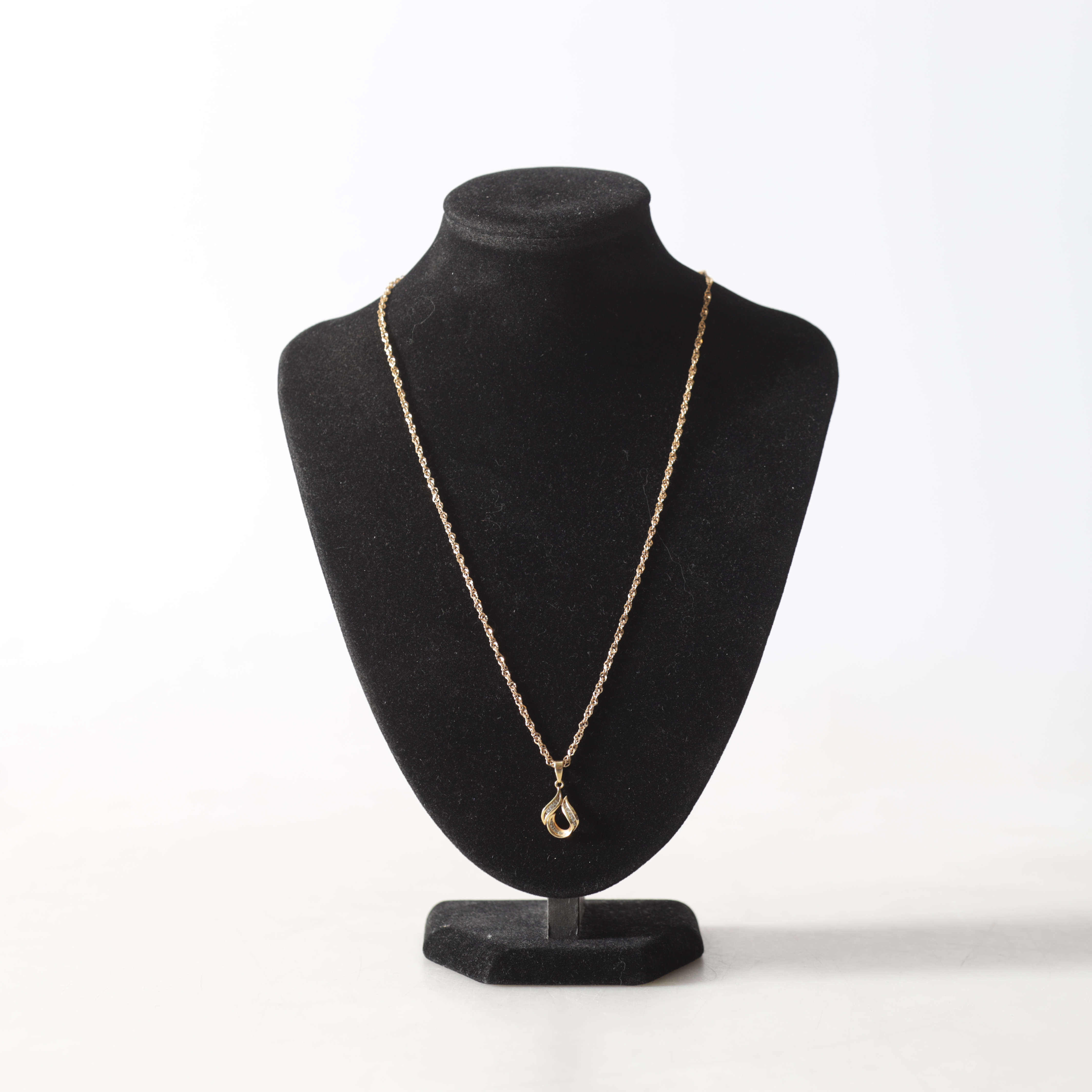 COLLIER, med hänge, 18K guld. Totalvikt ca 6,5 gram.