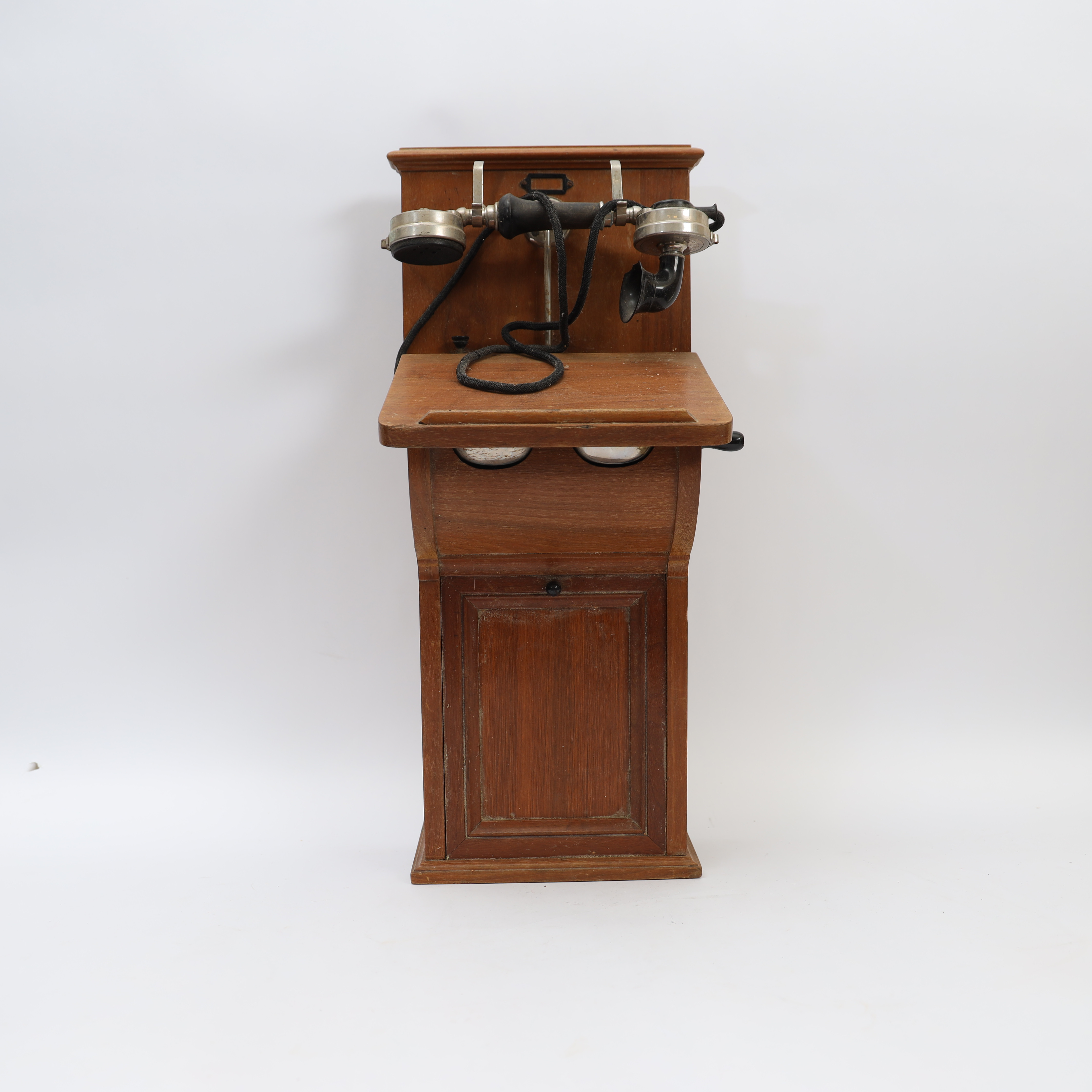VÄGGTELEFON, Kungliga telegrafverket nynäshamn, omkring år 1900, mahogny med förnicklade detaljer och bakelit.