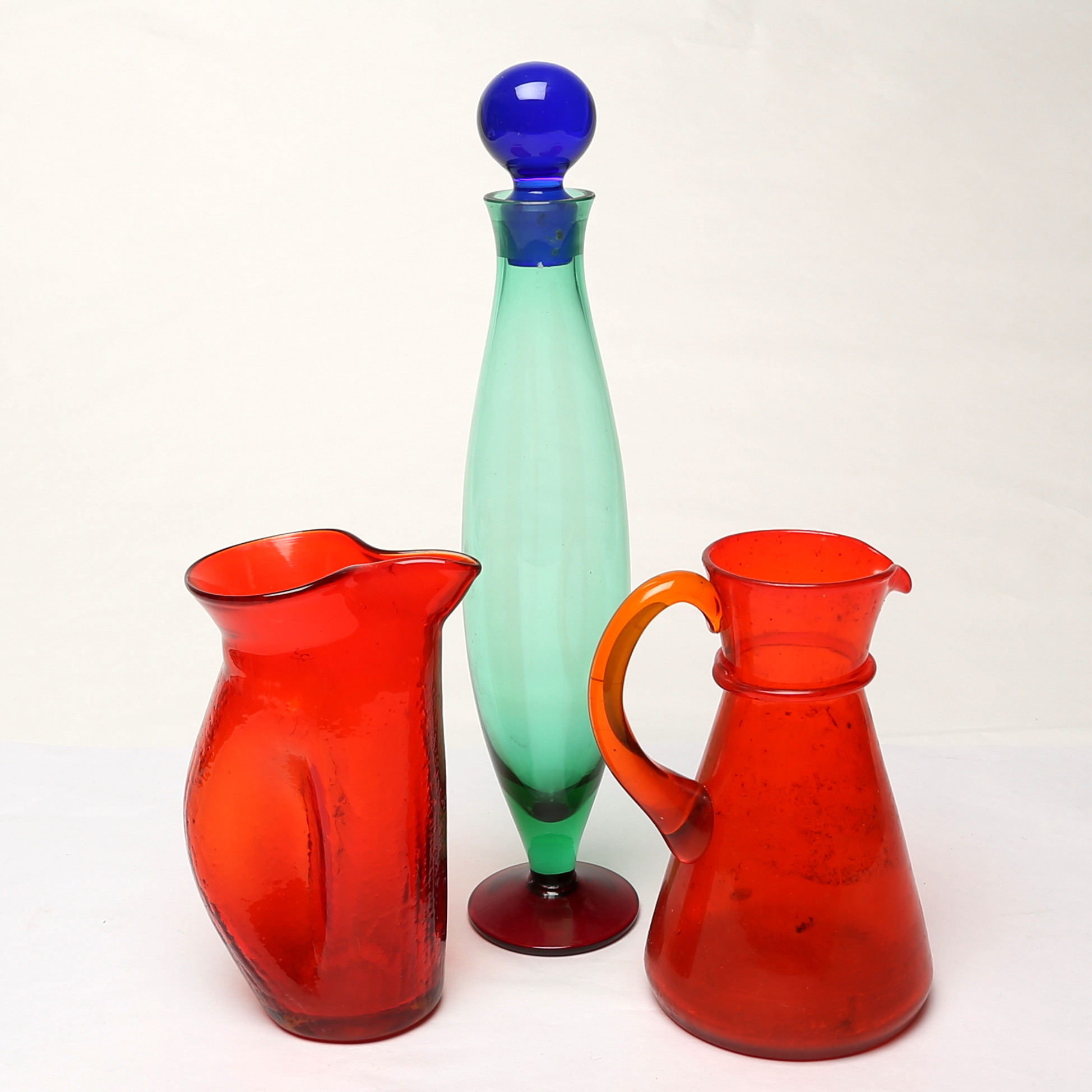 GLASFÖREMÅL, 3 st, färgat glas.