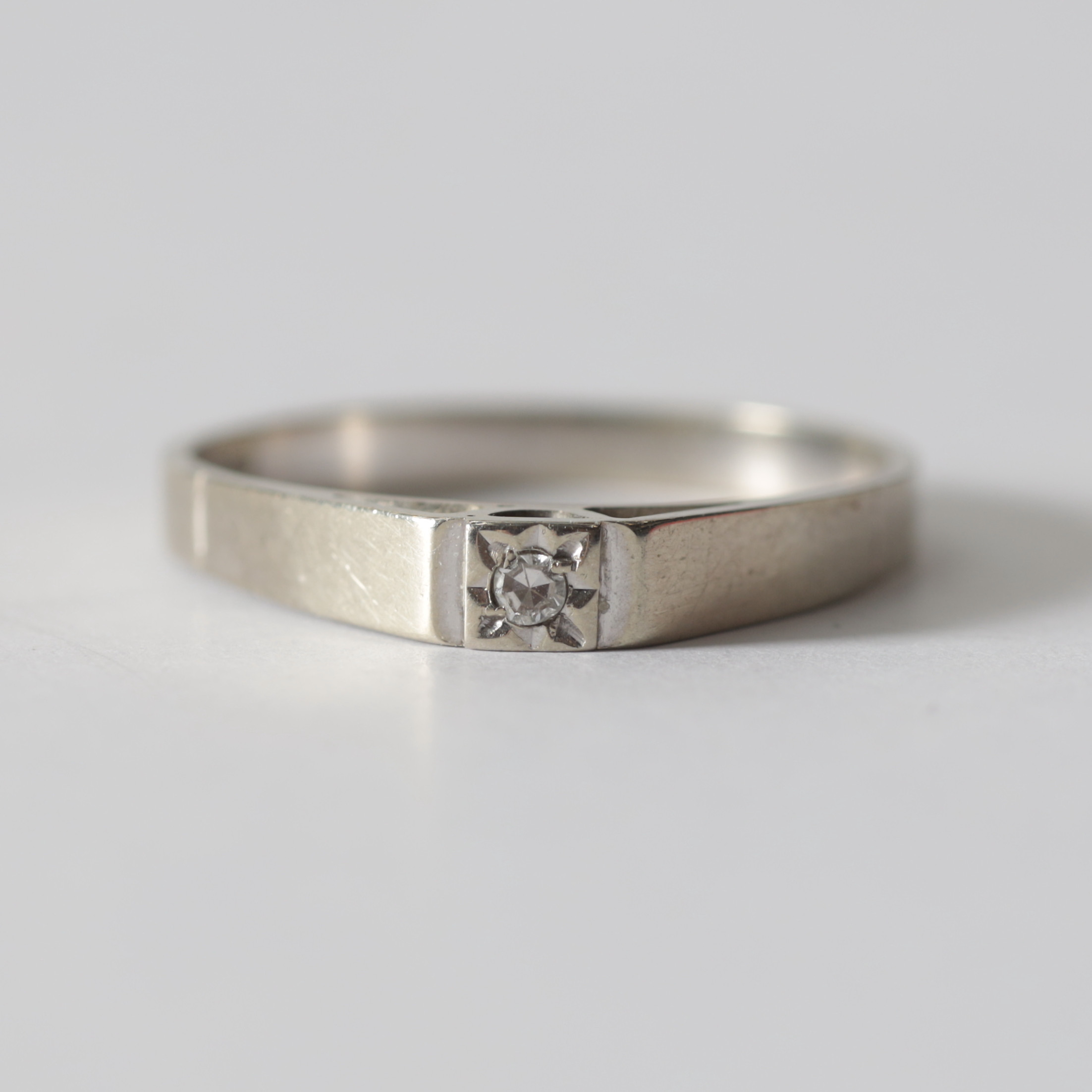 ENSTENSRING, 18K vitguld med briljant. Totalvikt ca 1,6 gram.