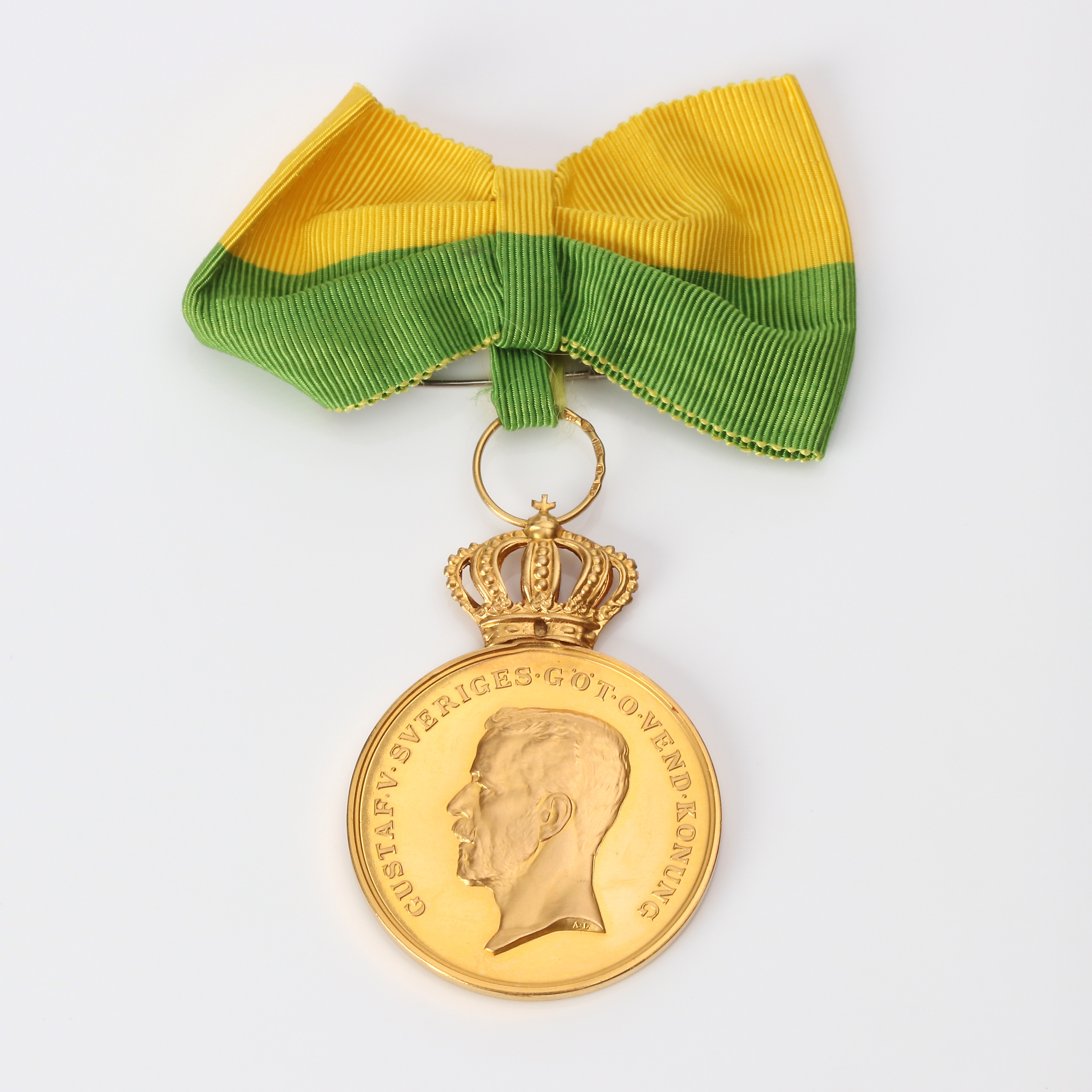 GULDMEDALJ. 23k guld med krona och upphäng i 18k guld, totalvikt inkl. band ca 27,6 gram.