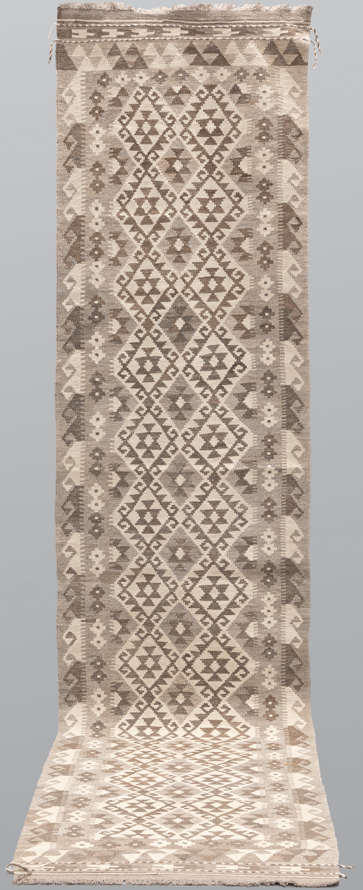 ORIENTMATTA, kelim, handvävd, naturfärgad, gallerimodell, ca 395 x 80 cm.