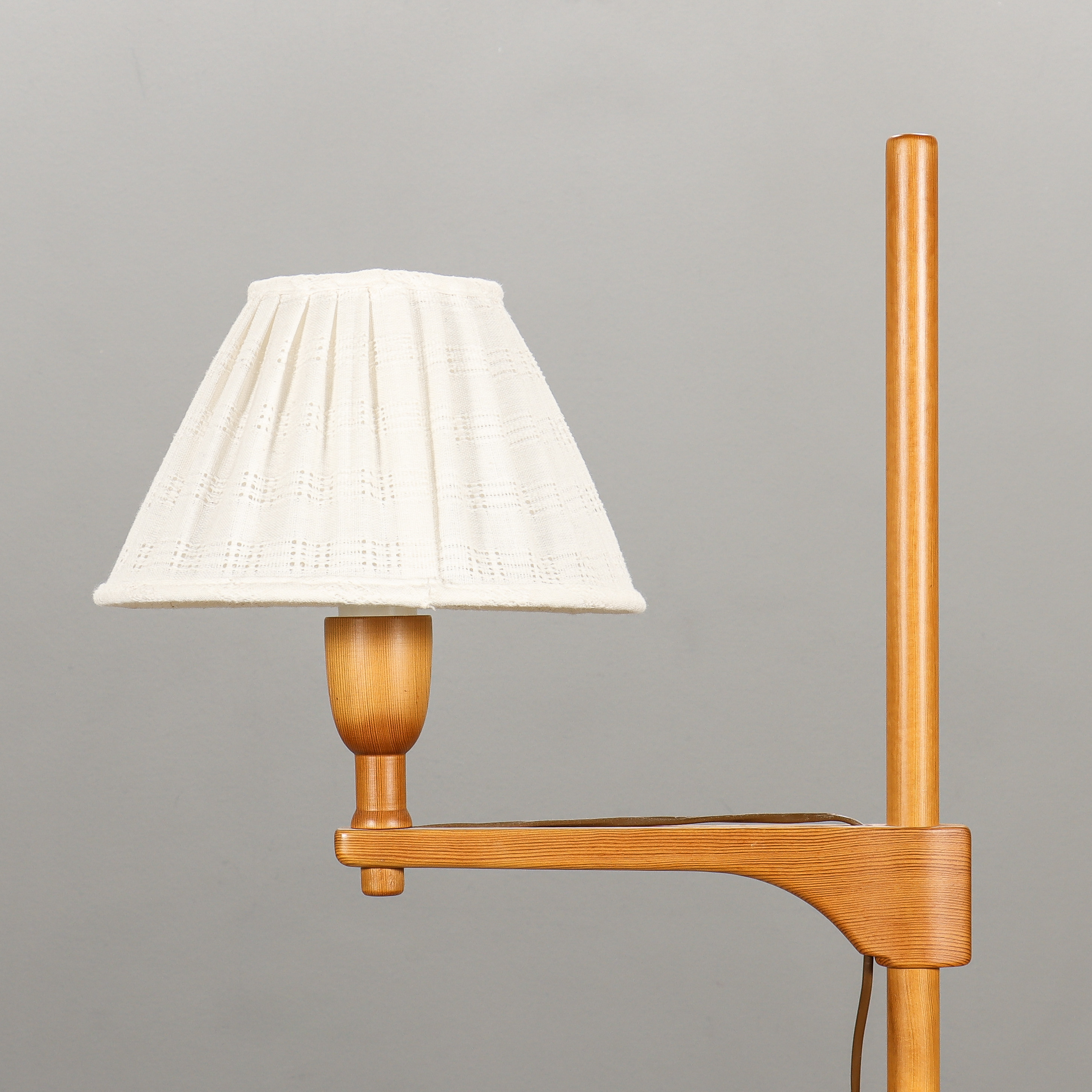 CARL MALMSTEN. Golvlampa "staken", furu.