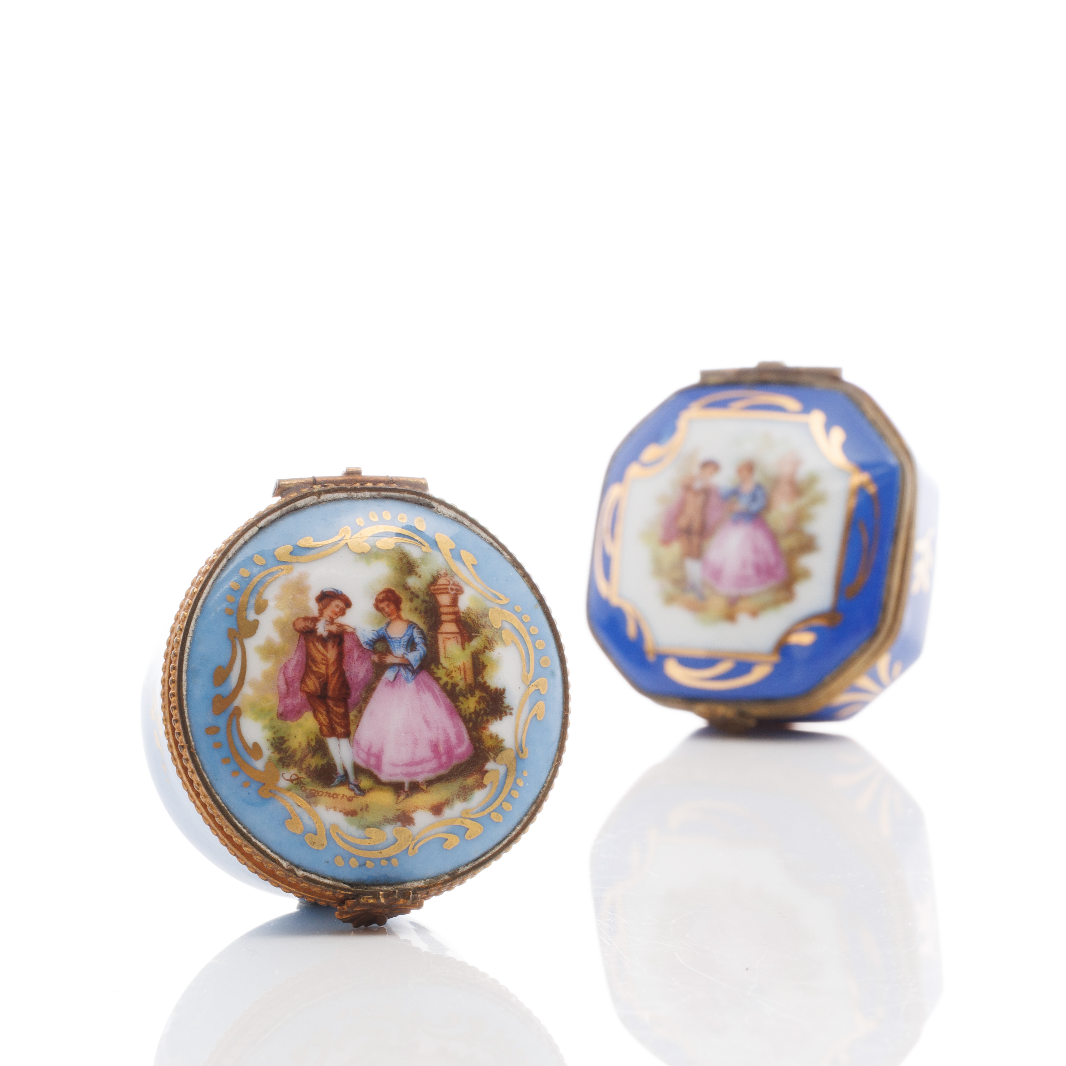 LOCKASKAR, 2 st, porslin och mässing, Limoges, Frankrike.