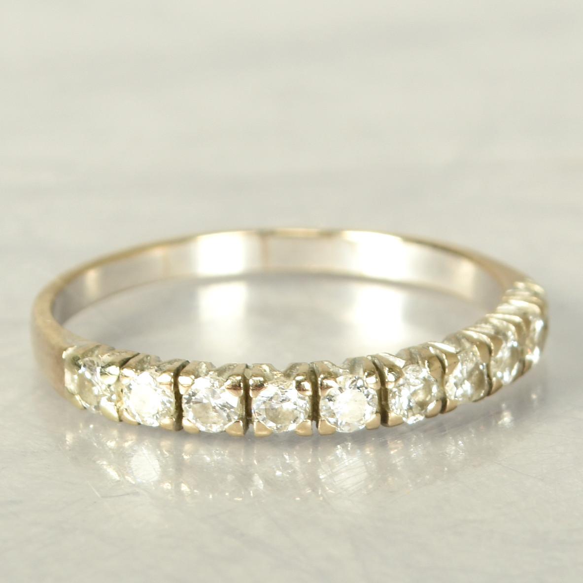 RING. 18K Guld med briljantslipade diamanter 1900-tal.