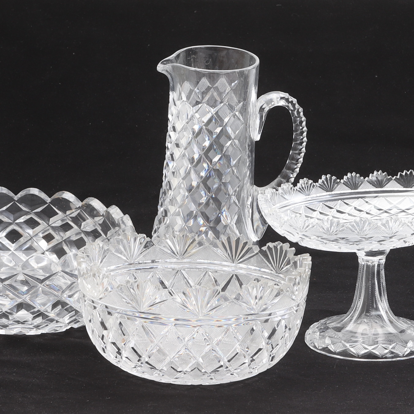 GLASFÖREMÅL, 4 delar, slipad kristall, 1900-tal.