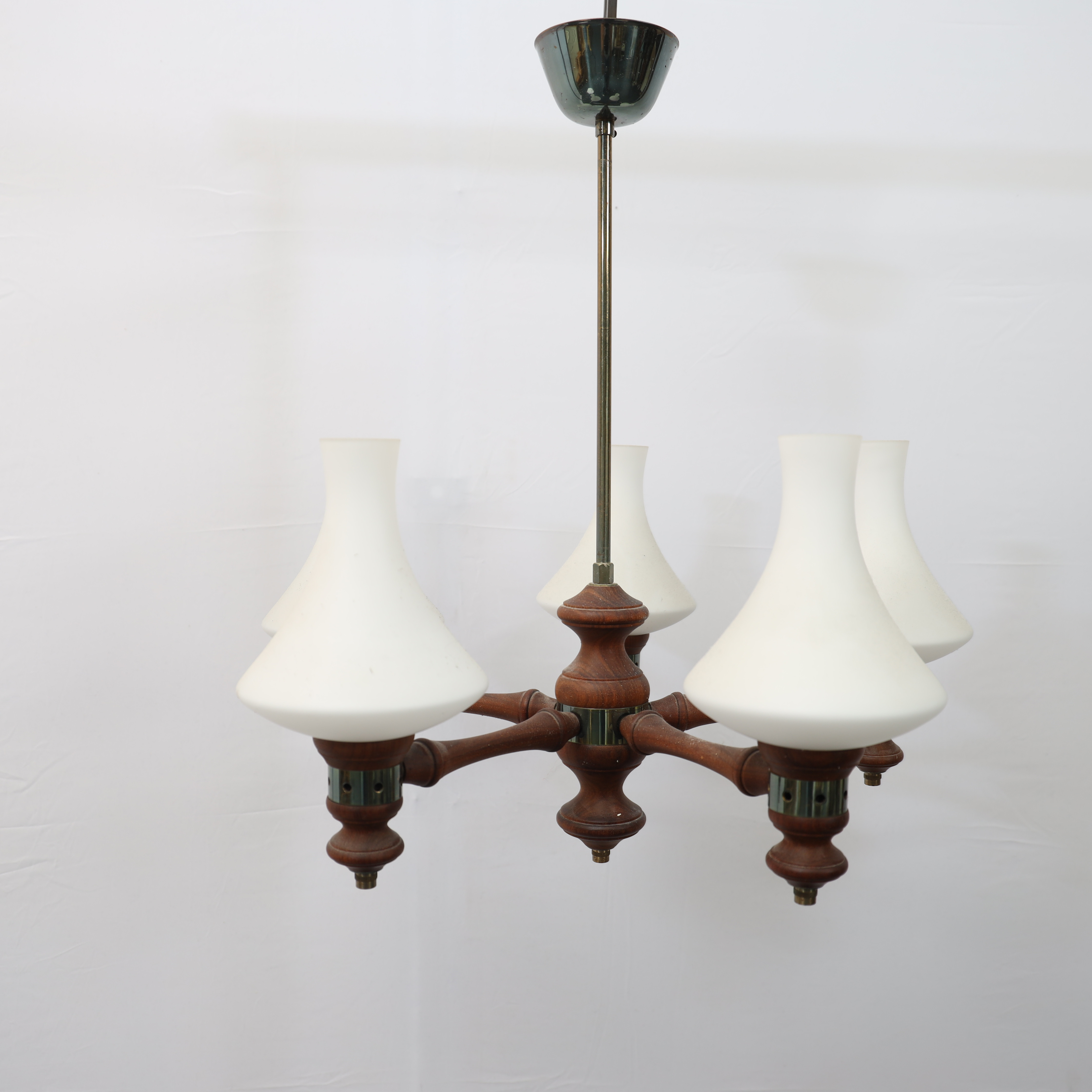 TAKLAMPA, 1900-talets andra hälft, betsat trä och mässing, kupor i vittonat glas, 5 ljuspunkter.