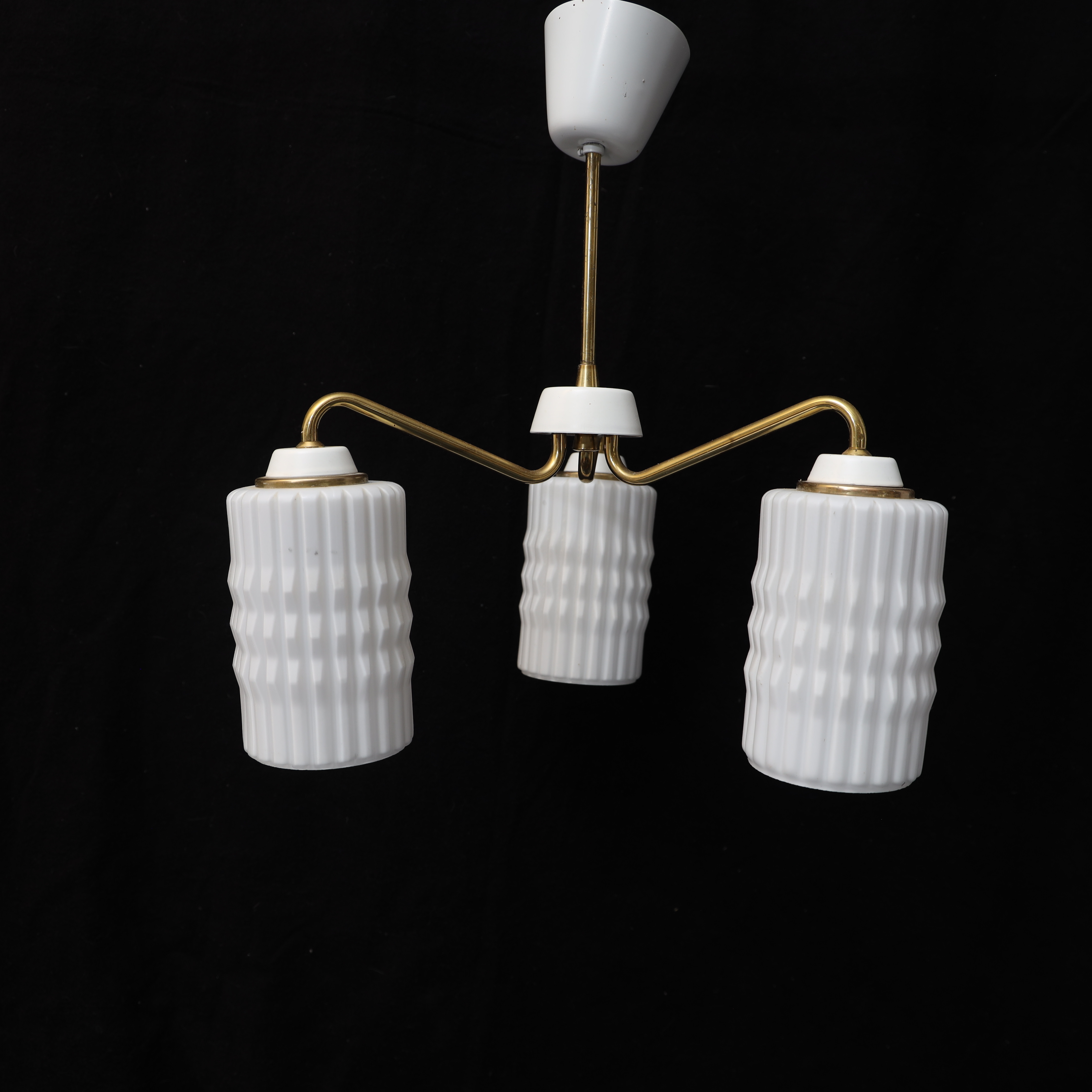 TAKLAMPA, 1900-talets andra hälft, vitlackad metall och mässing, kupor av vittonat glas, 3 ljuspunkter.