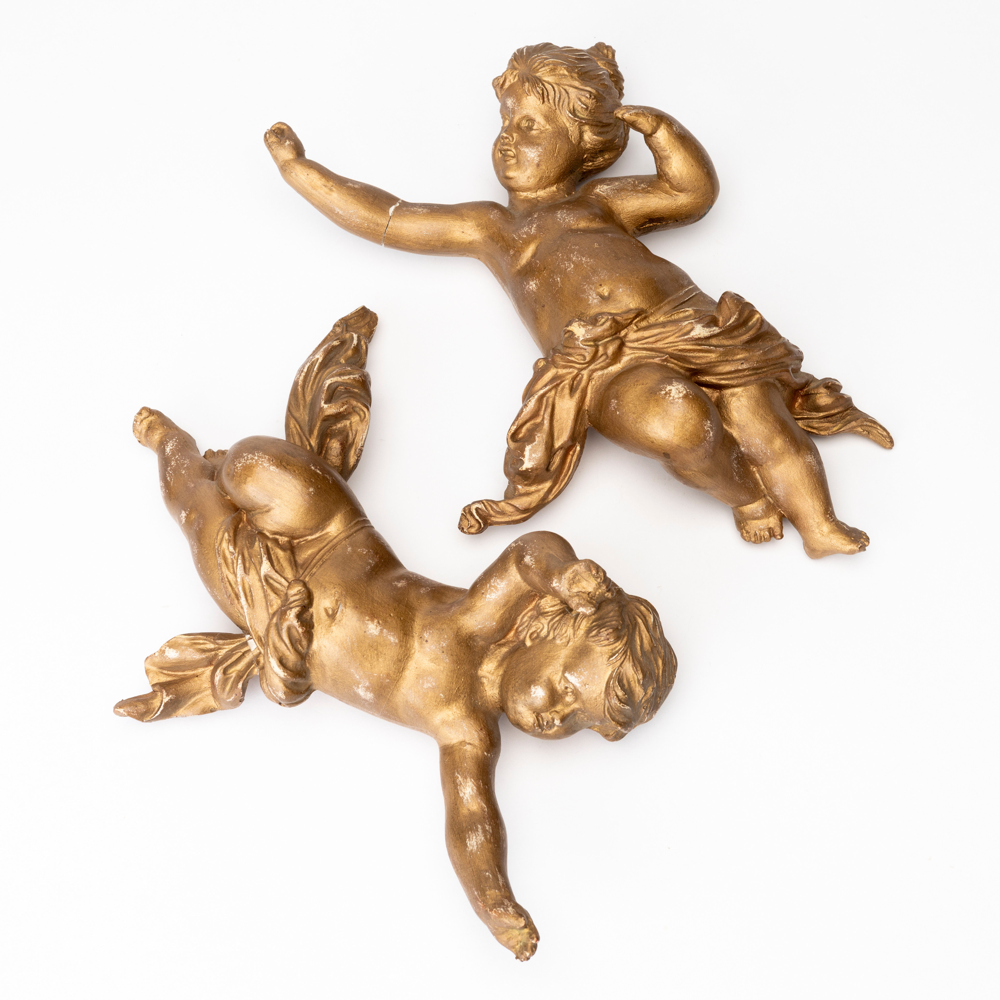 PUTTI, 2 st, pojke och flicka, bemålat gips. 1900-talets första hälft.