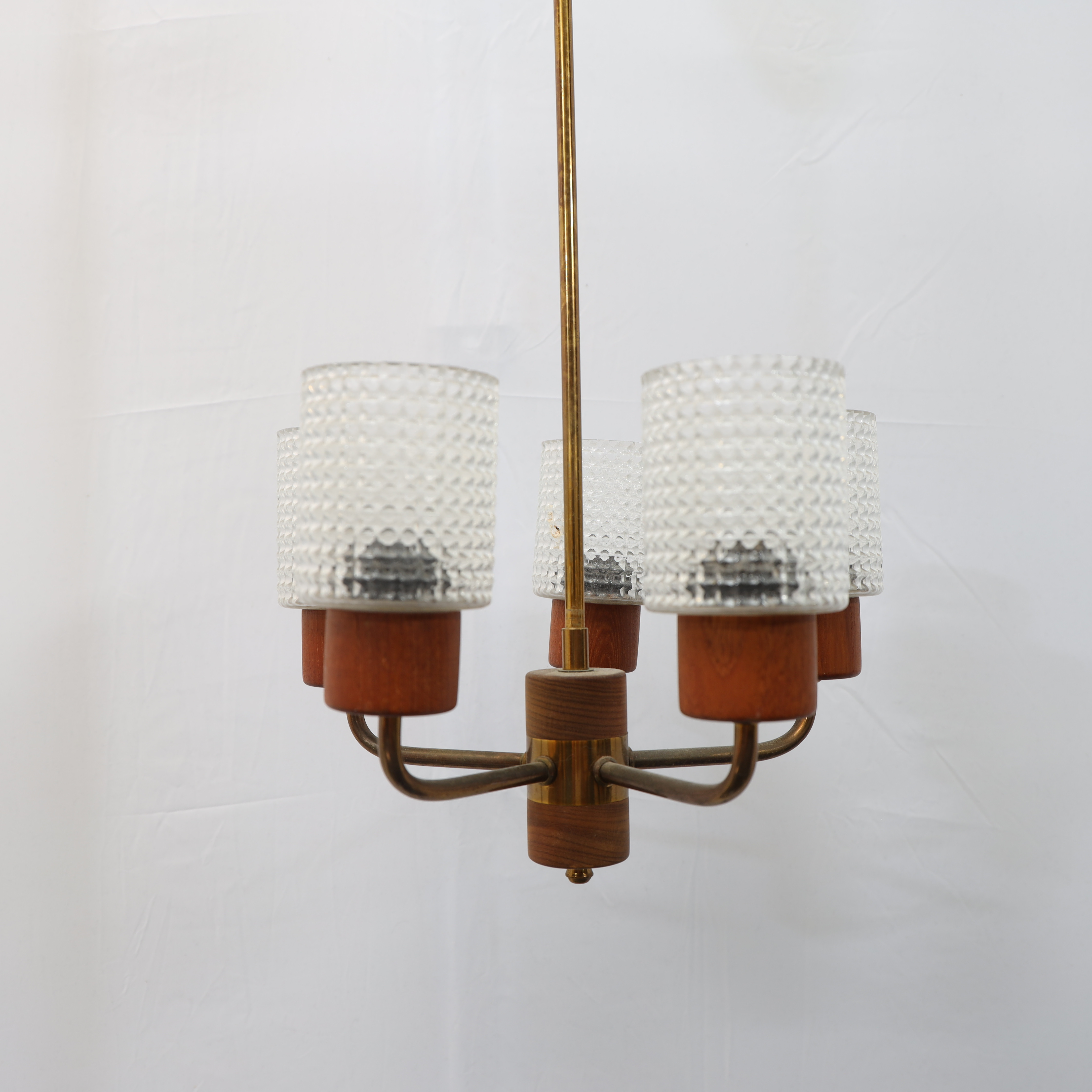 TAKLAMPA, omkring 1900-talets mitt, teak och mässing, kupor av gjutet glas, 5 ljuspunkter.