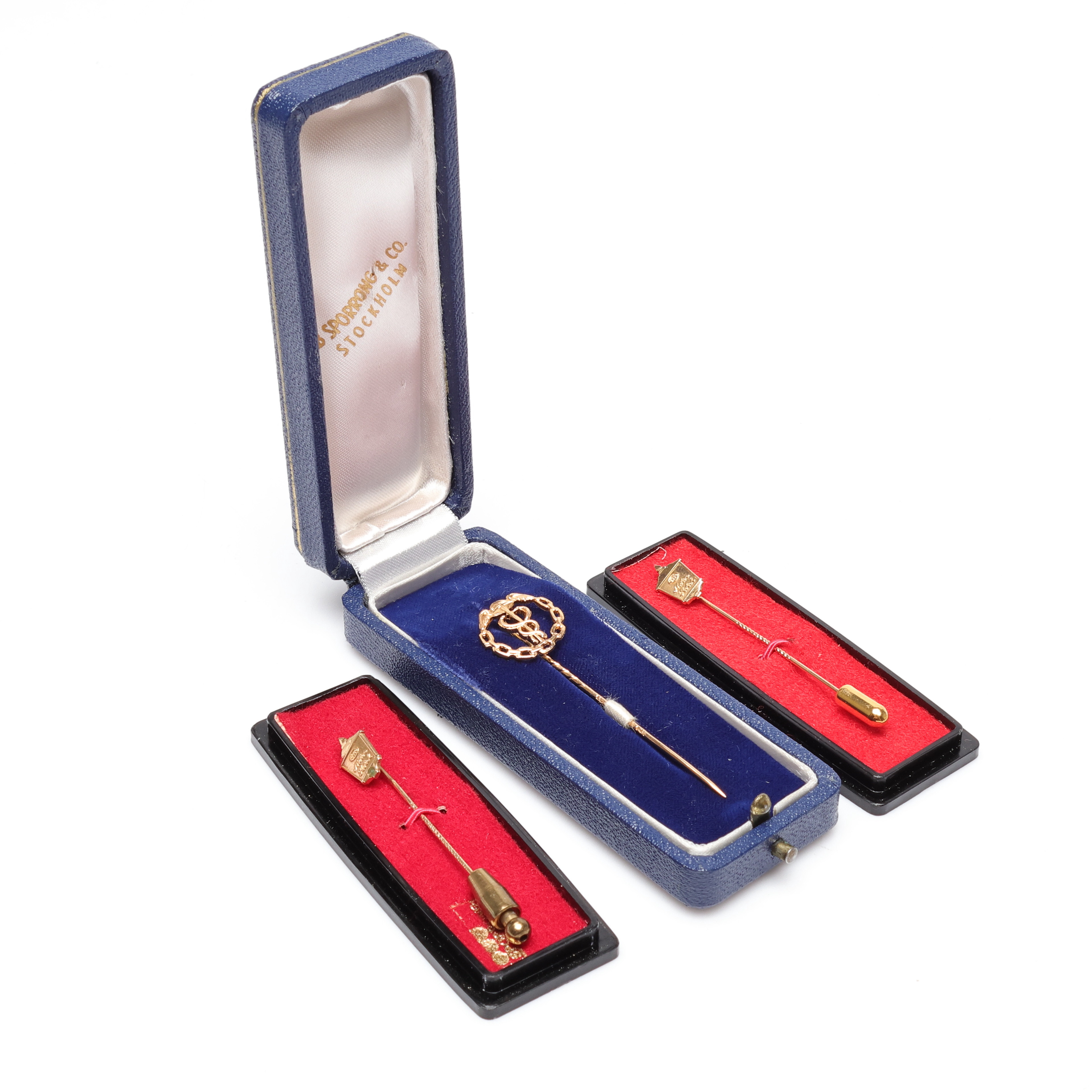 PINS, tre stycken, guld, 18k, ca 5,5 gram.