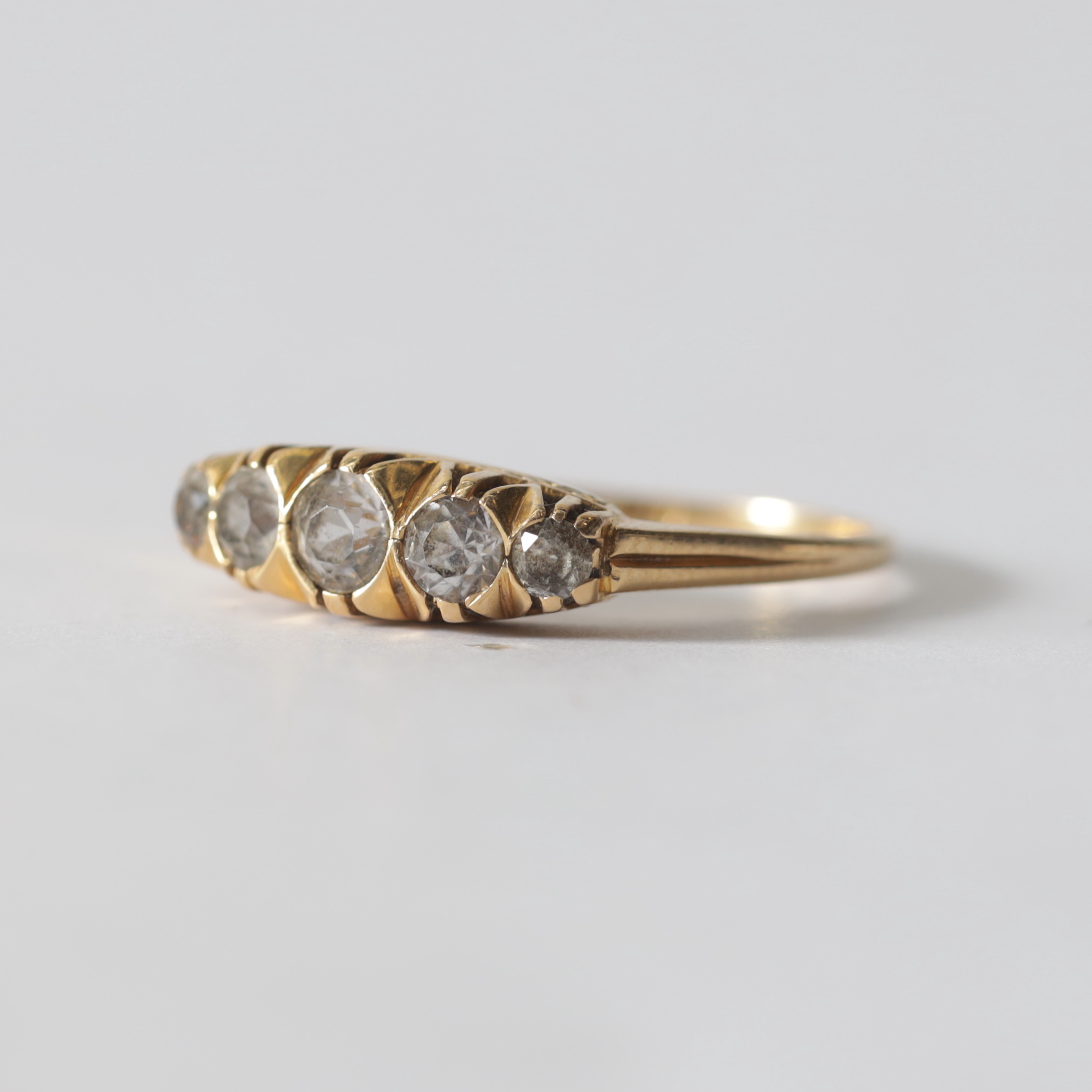 RING, 18K guld med stenar, Guldvaruaktiebolaget G. Dahlgren & Co., Malmö, 1900-tal. Totalvikt ca 2,2.