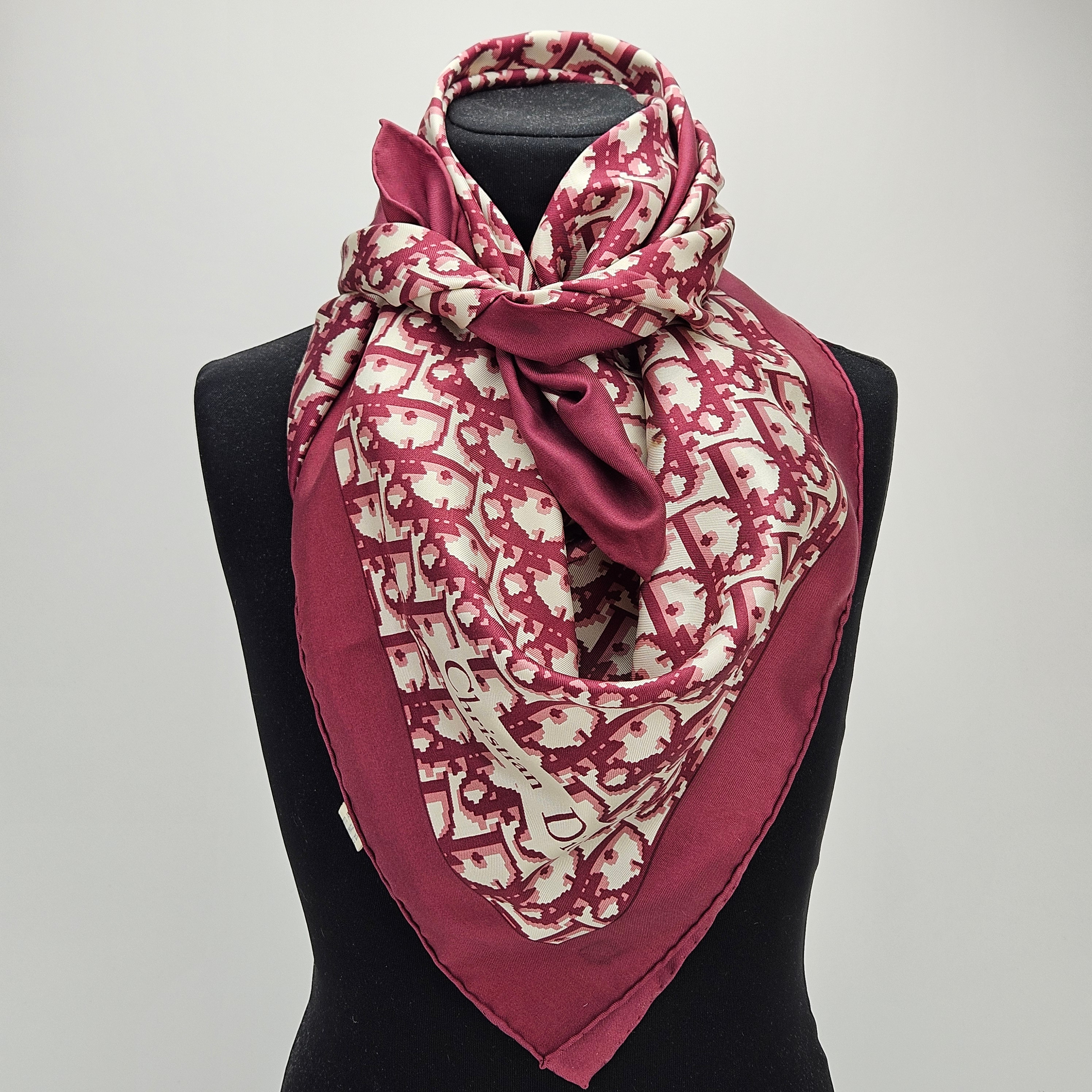 CHRISTIAN DIOR. Scarf.