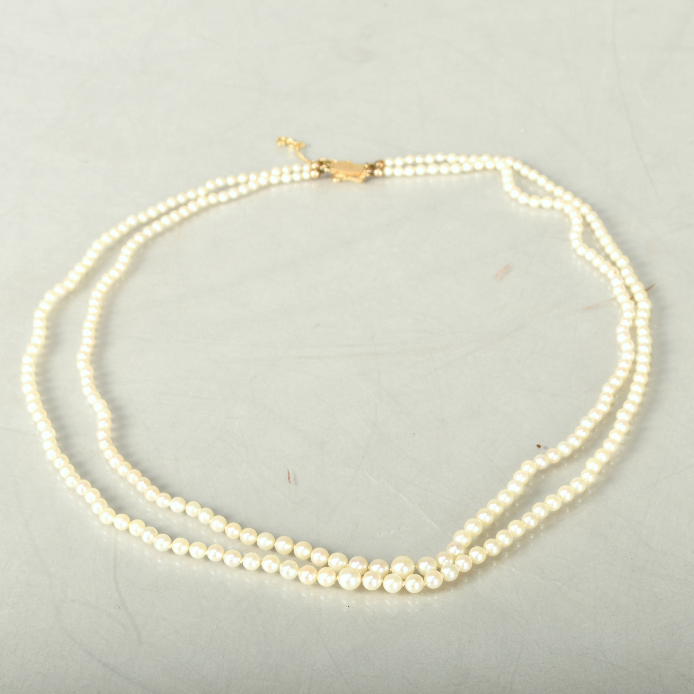 PÄRLCOLLIER. Lås av 18K Guld, Tvåradigt 1900-tal.