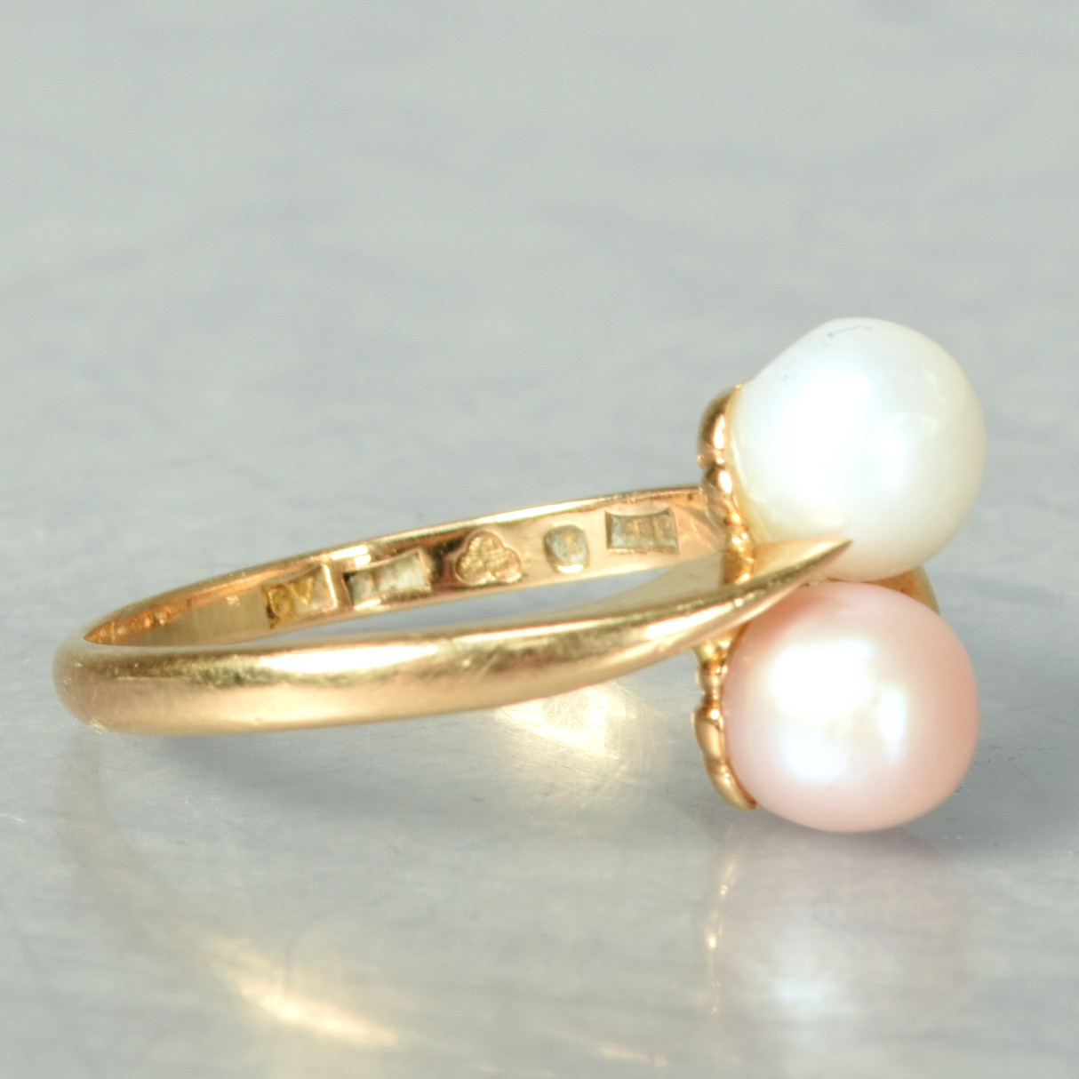RING. 18K Guld med odlade pärlor 1900-tal.