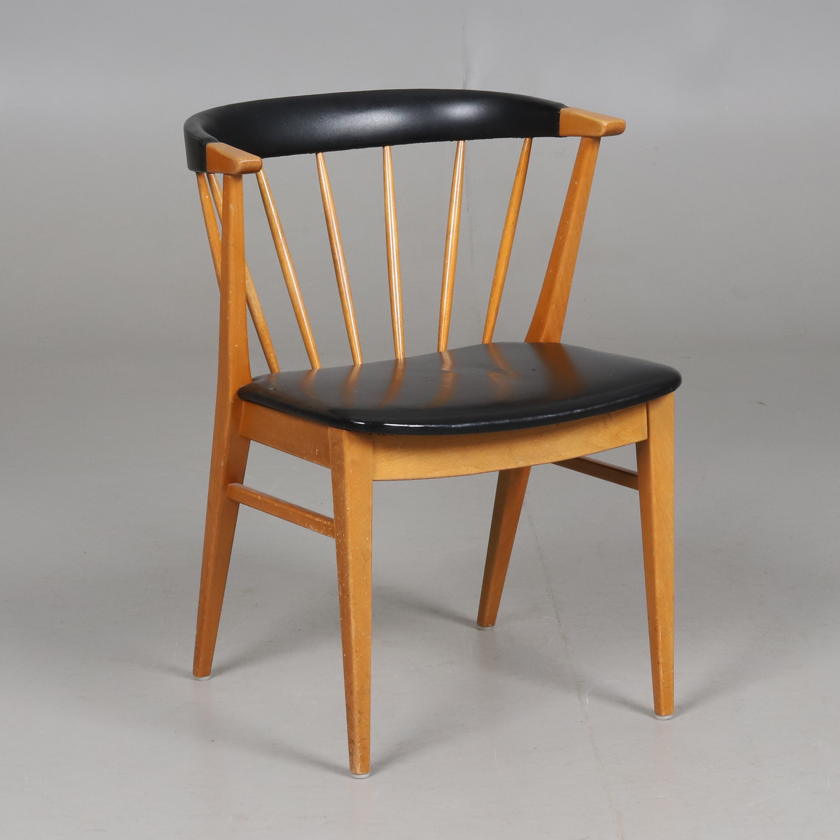 BERTIL FRIDHAGEN. Karmstol, stomme av betsad bok, fast klädsel i skinnimitation, Bodafors 1958. Stämpelmärkt.