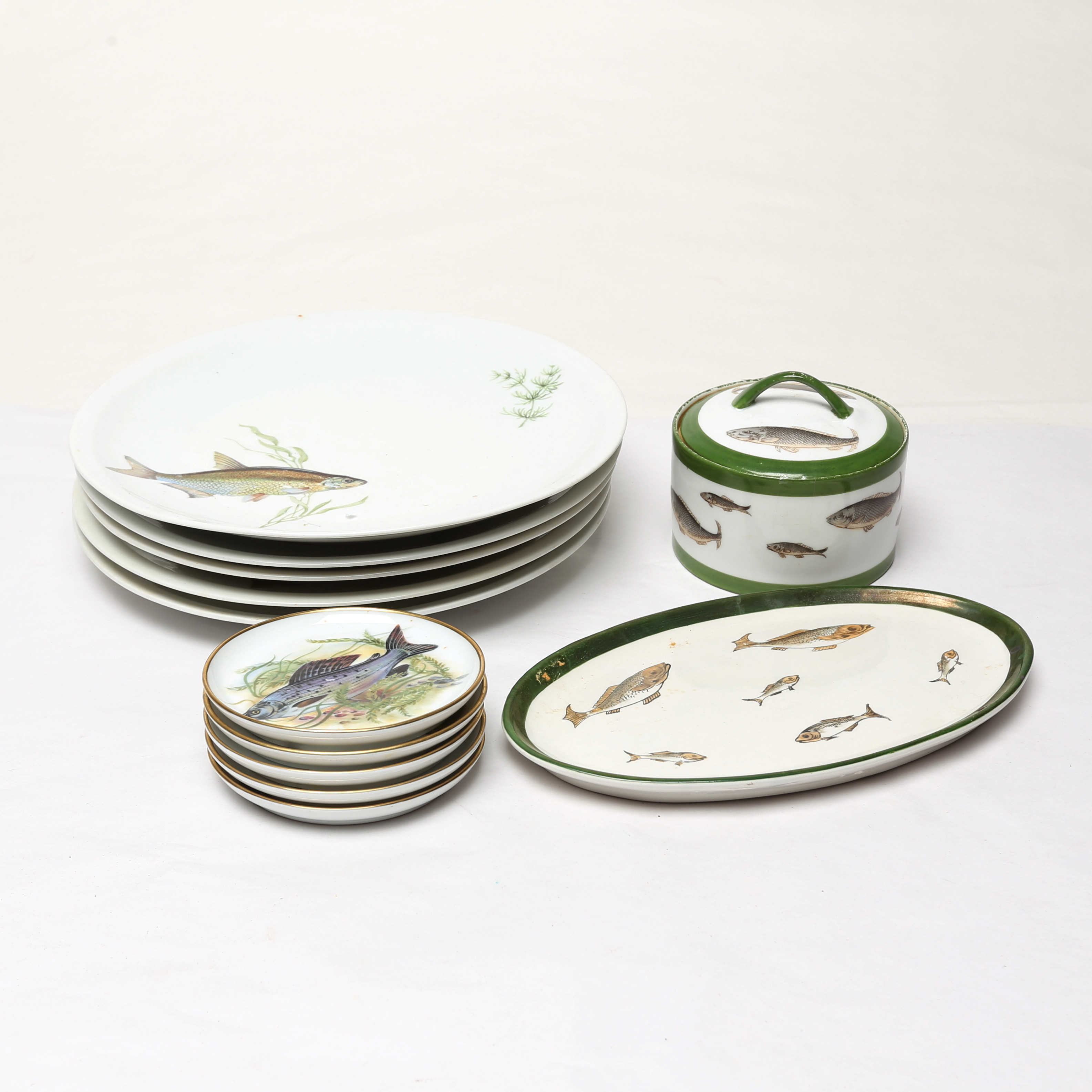 FISKSERVISDELAR 12 st, porslin, olika fabrikat.