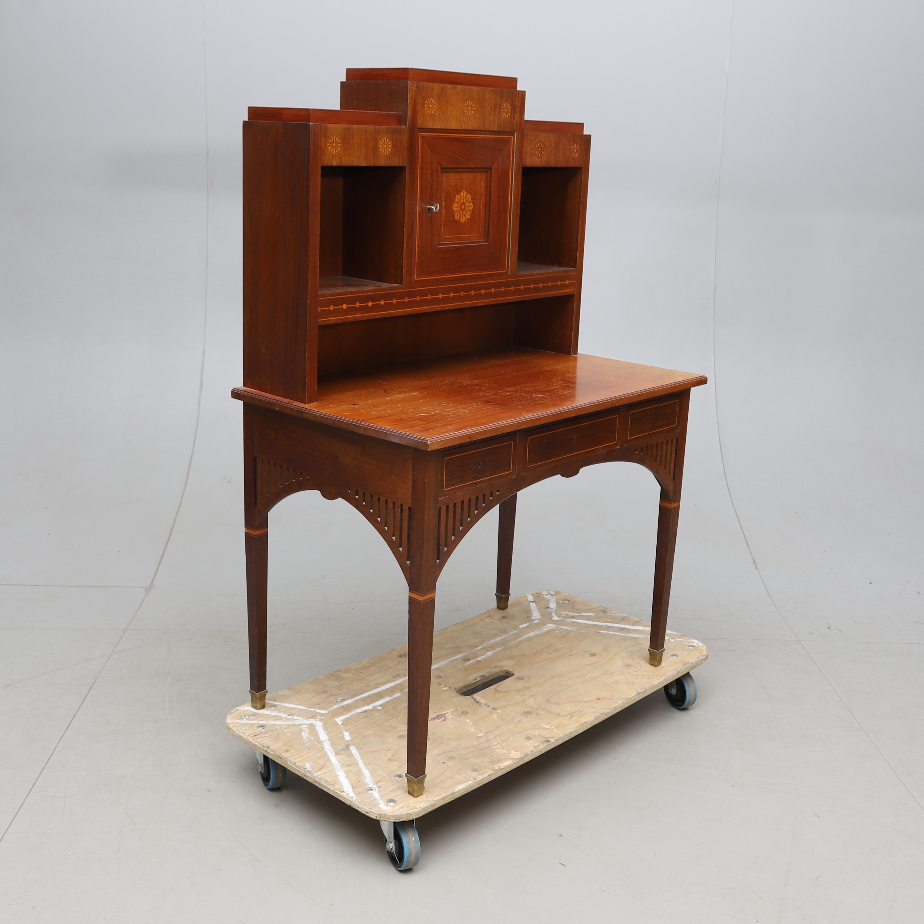 SKRIVBORD med uppsats, mahogny, jugend, tidigt 1900-tal.