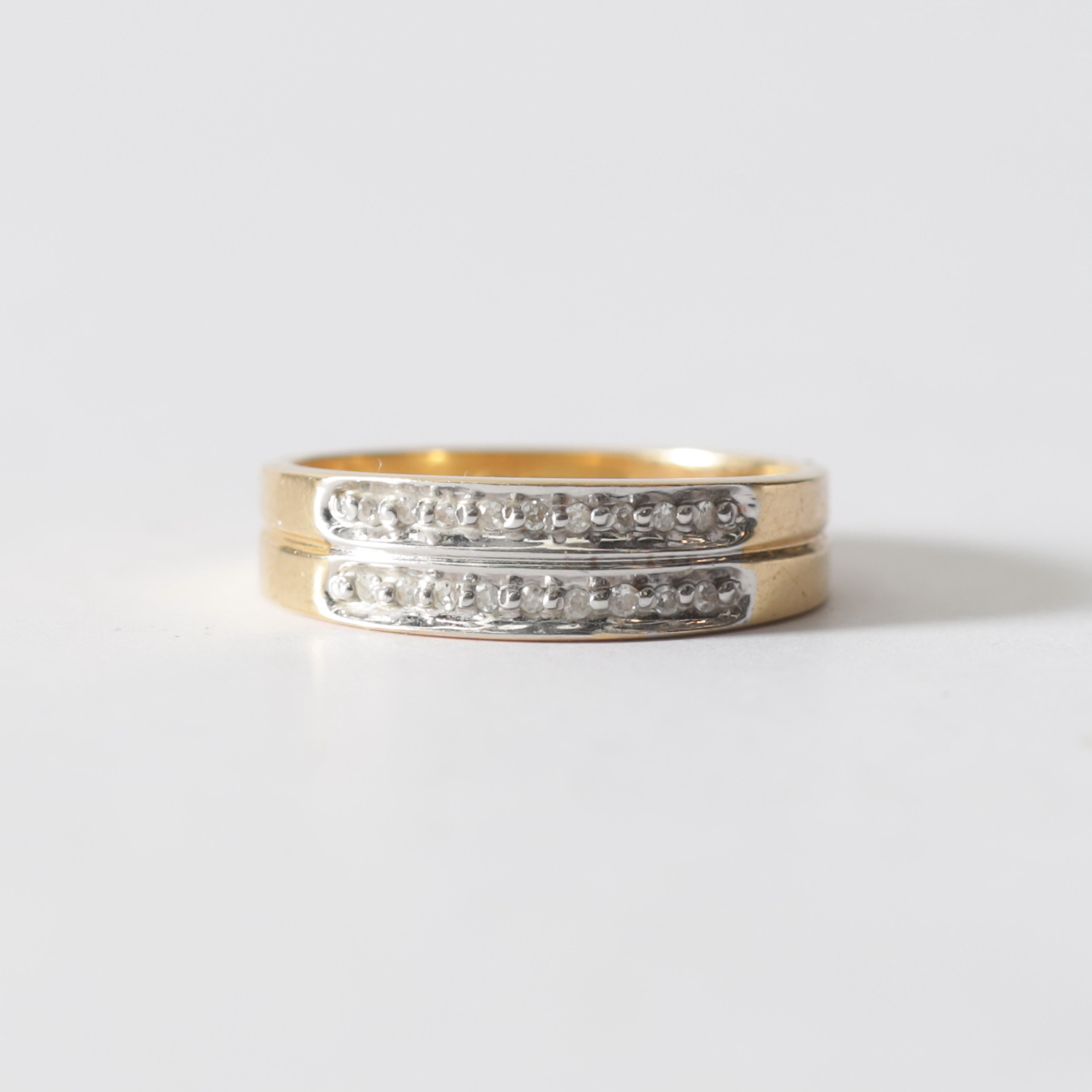 RING, 18K guld & vitguld med stenar. Totalvikt ca 3,1 gram.